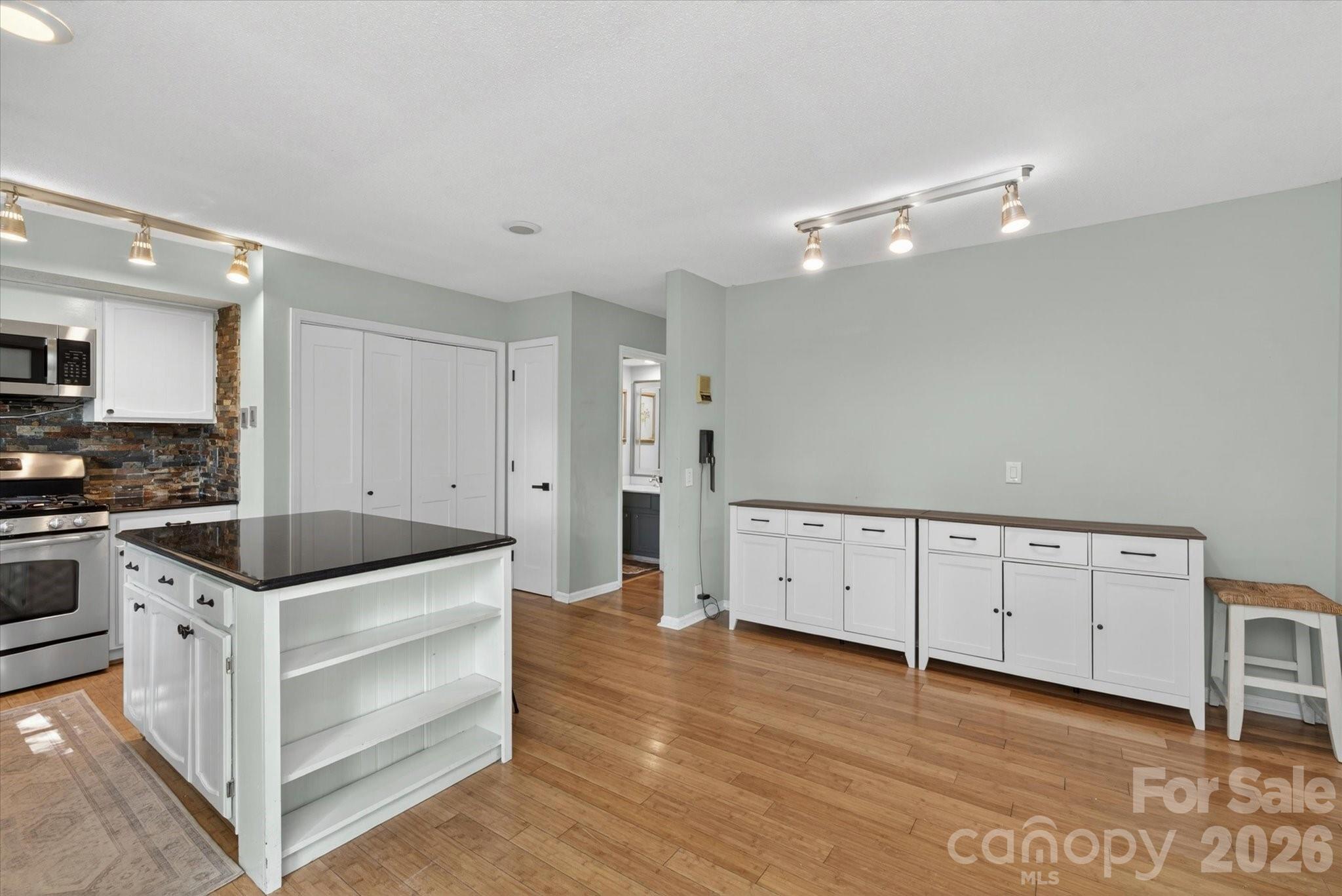 7611 Robin Crest Road — Charlotte