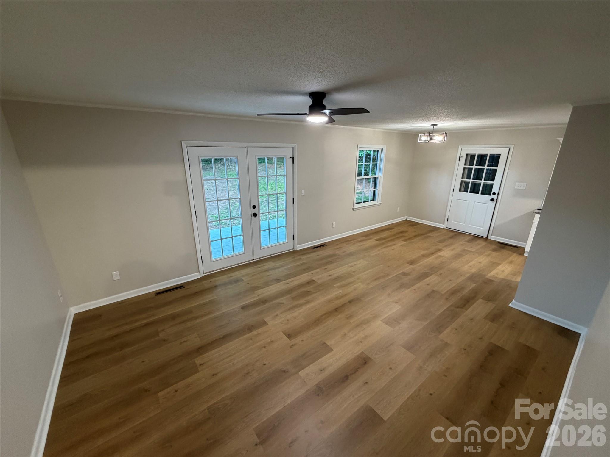 1880 Woodridge Circle — Hickory