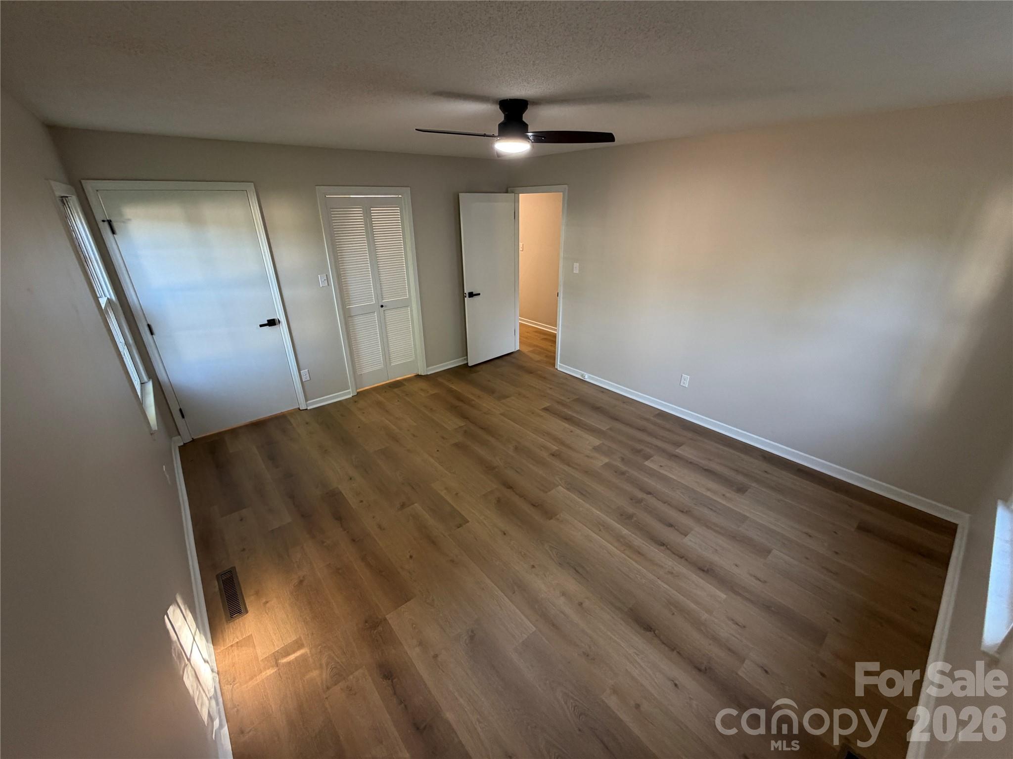 1880 Woodridge Circle — Hickory