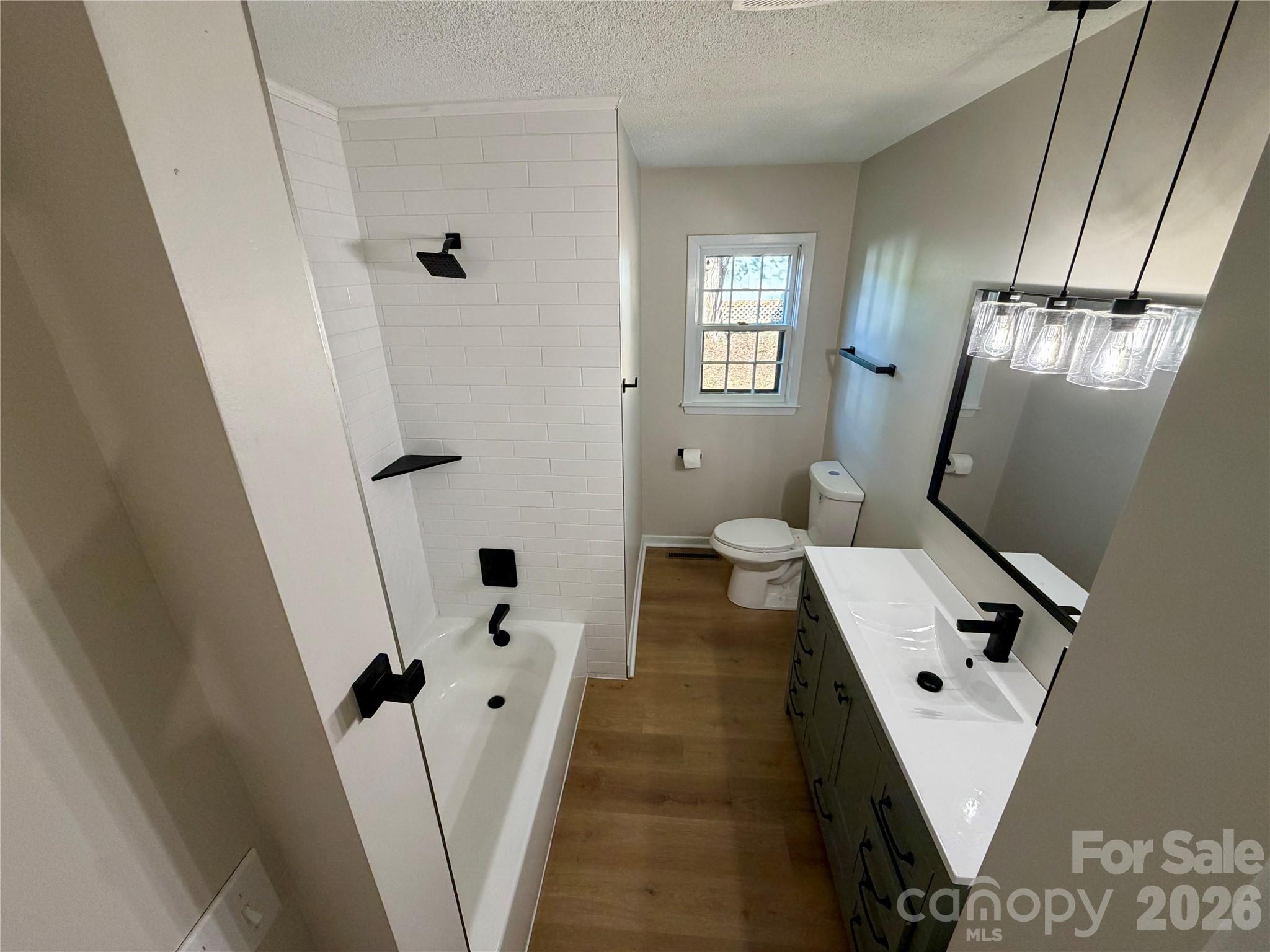 1880 Woodridge Circle — Hickory