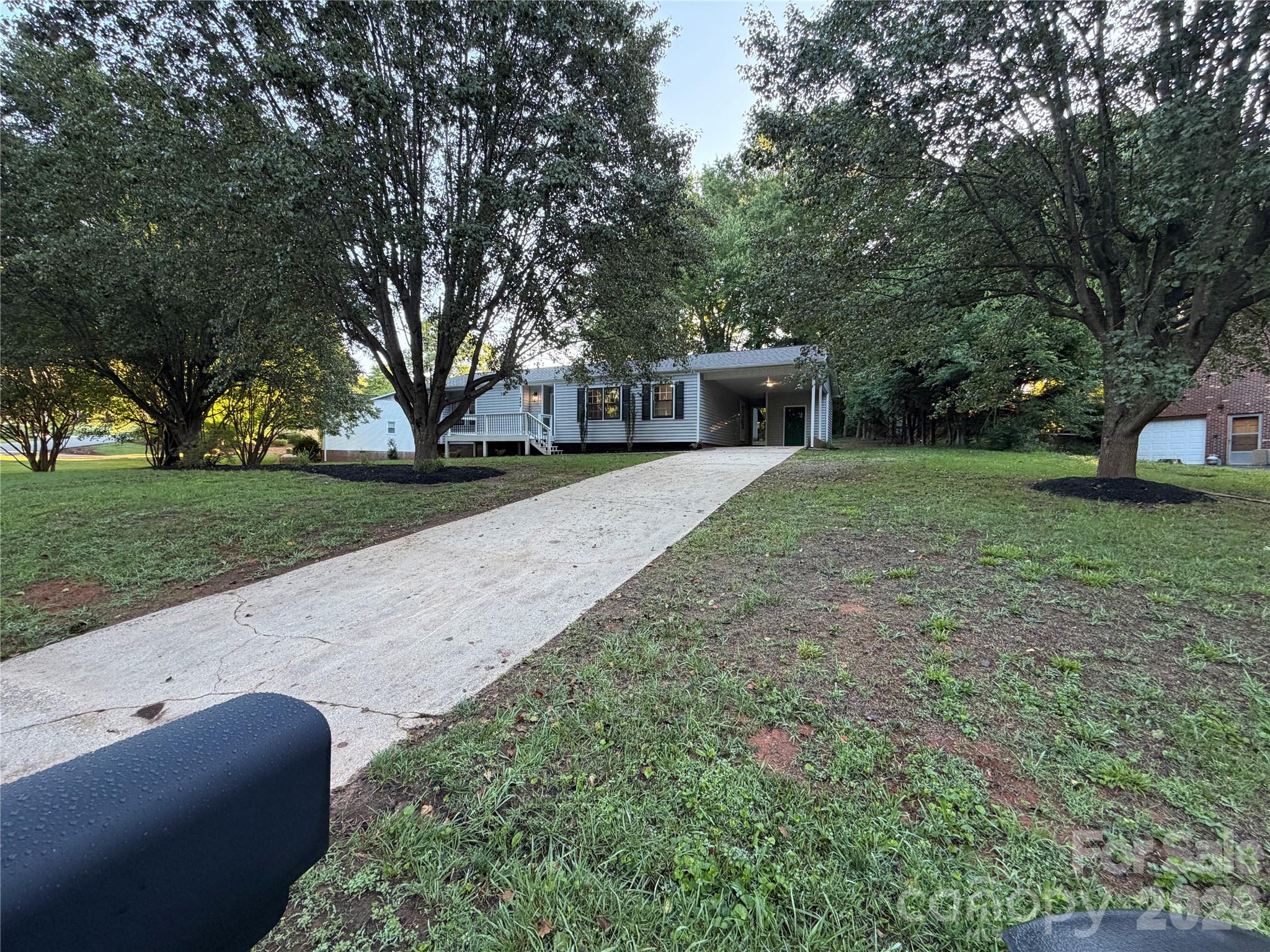 1880 Woodridge Circle — Hickory