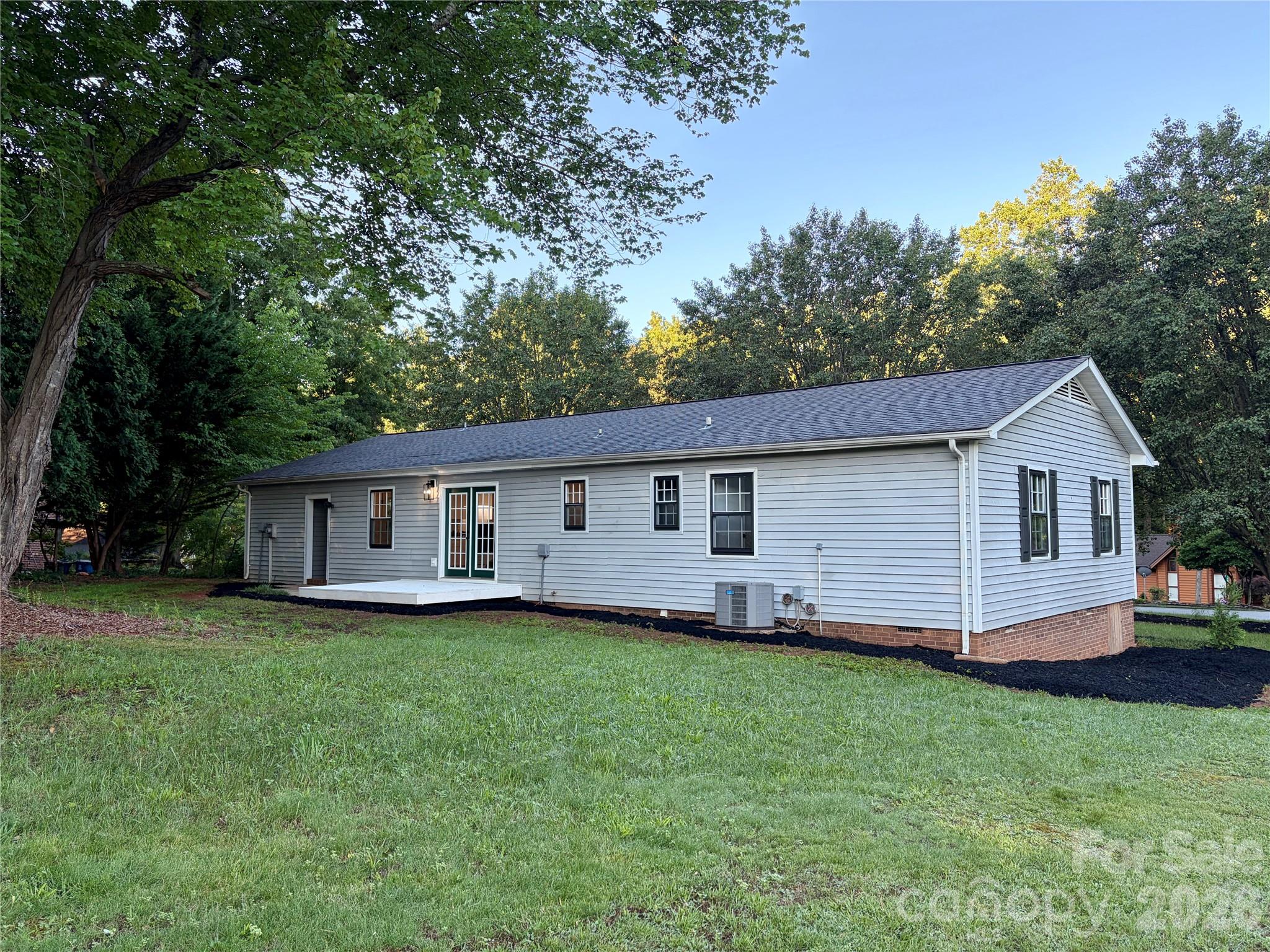 1880 Woodridge Circle — Hickory