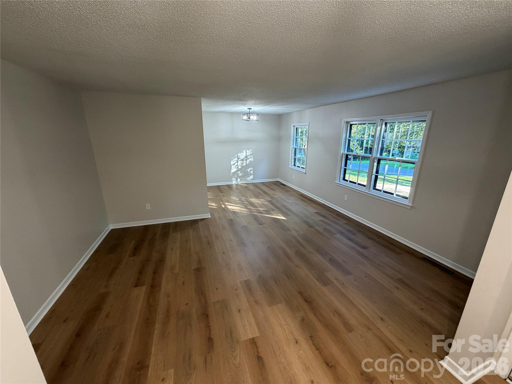 1880 Woodridge Circle — Hickory