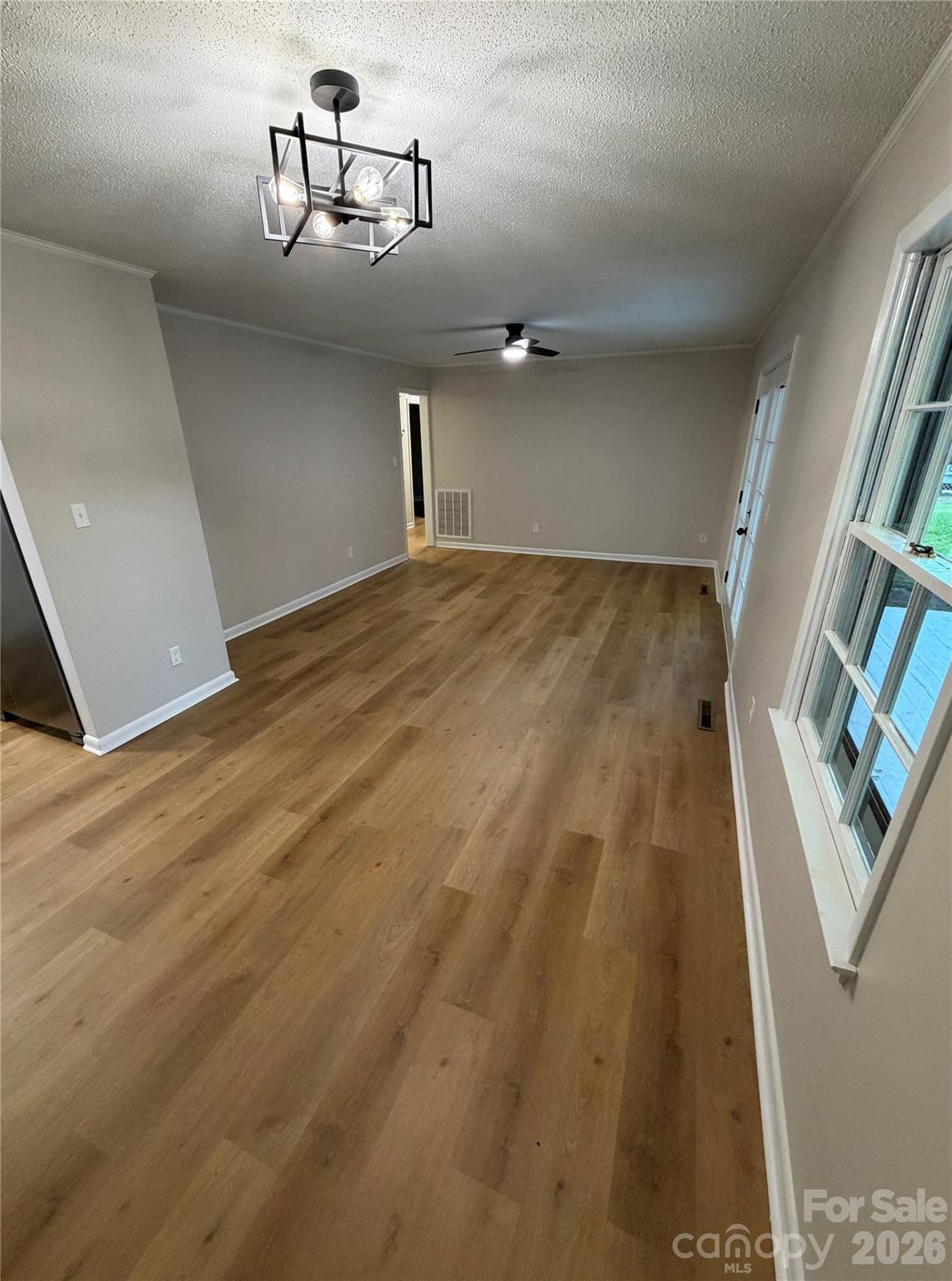 1880 Woodridge Circle — Hickory