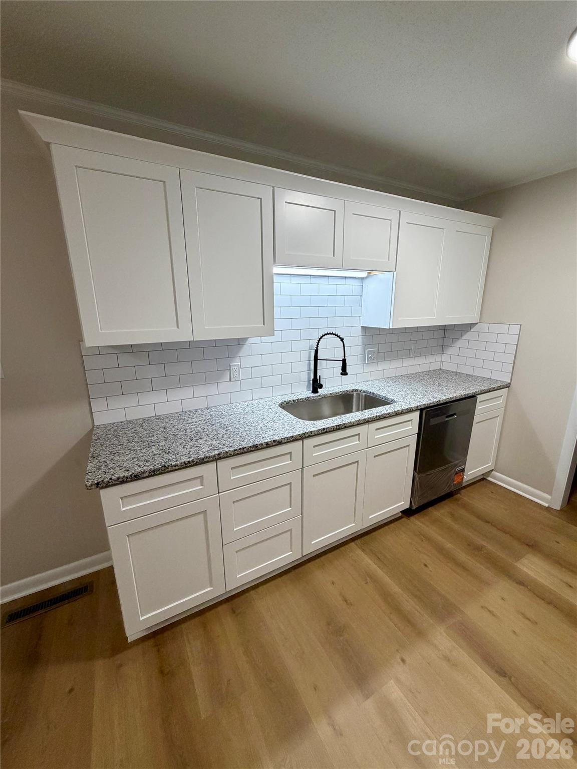 1880 Woodridge Circle — Hickory