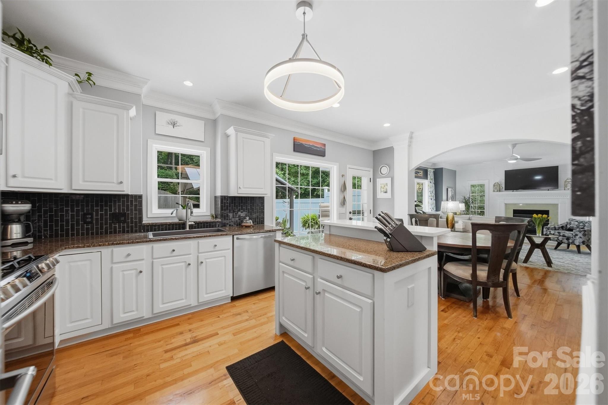 5780 Crown Terrace — Hickory