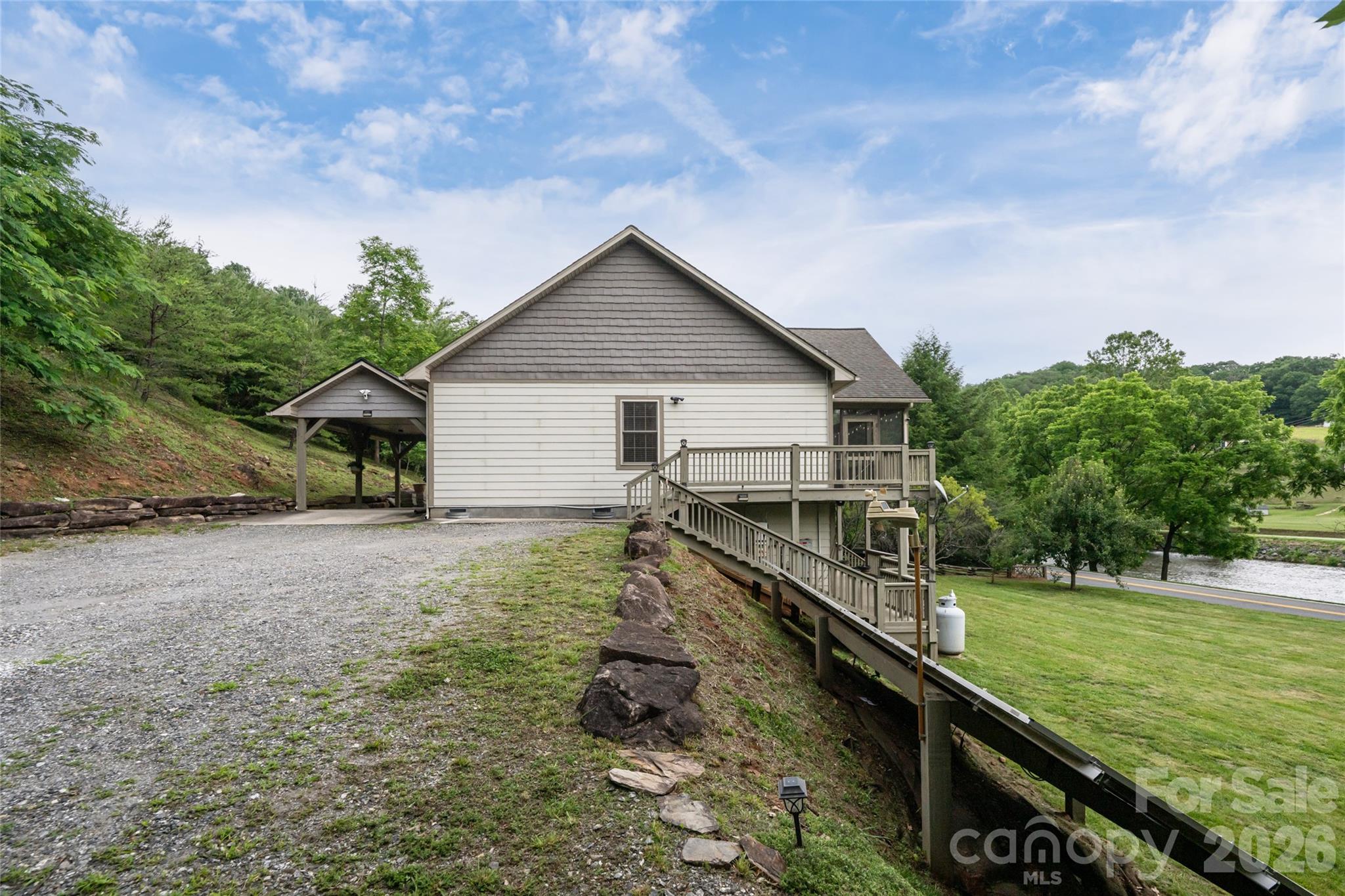 980 S River Road — Sylva