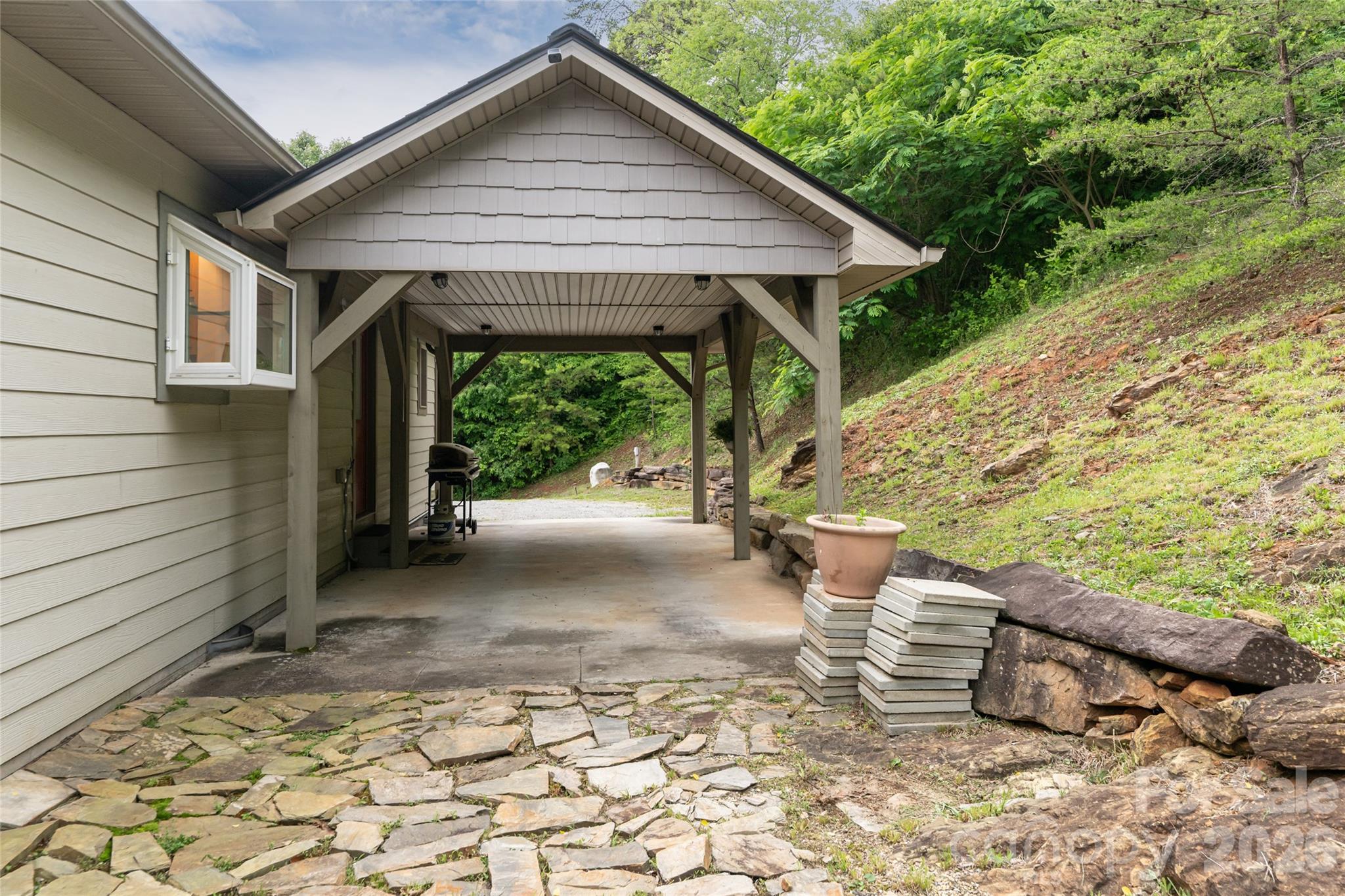 980 S River Road — Sylva