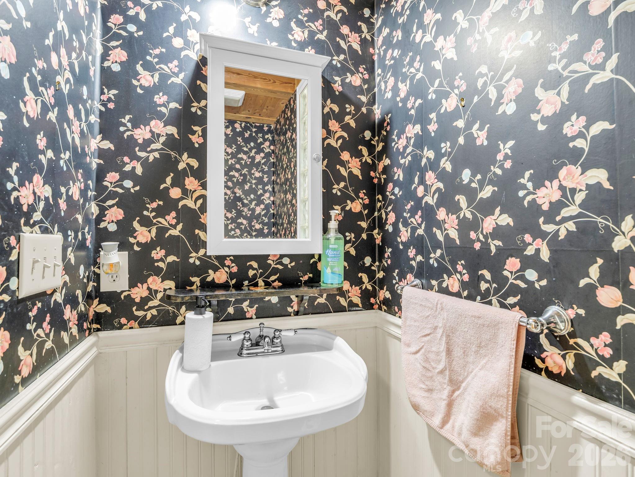 247 Woods Road — Spruce Pine