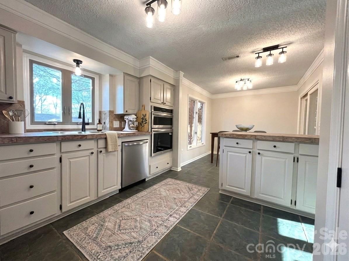 1754 12th Street NE — Hickory