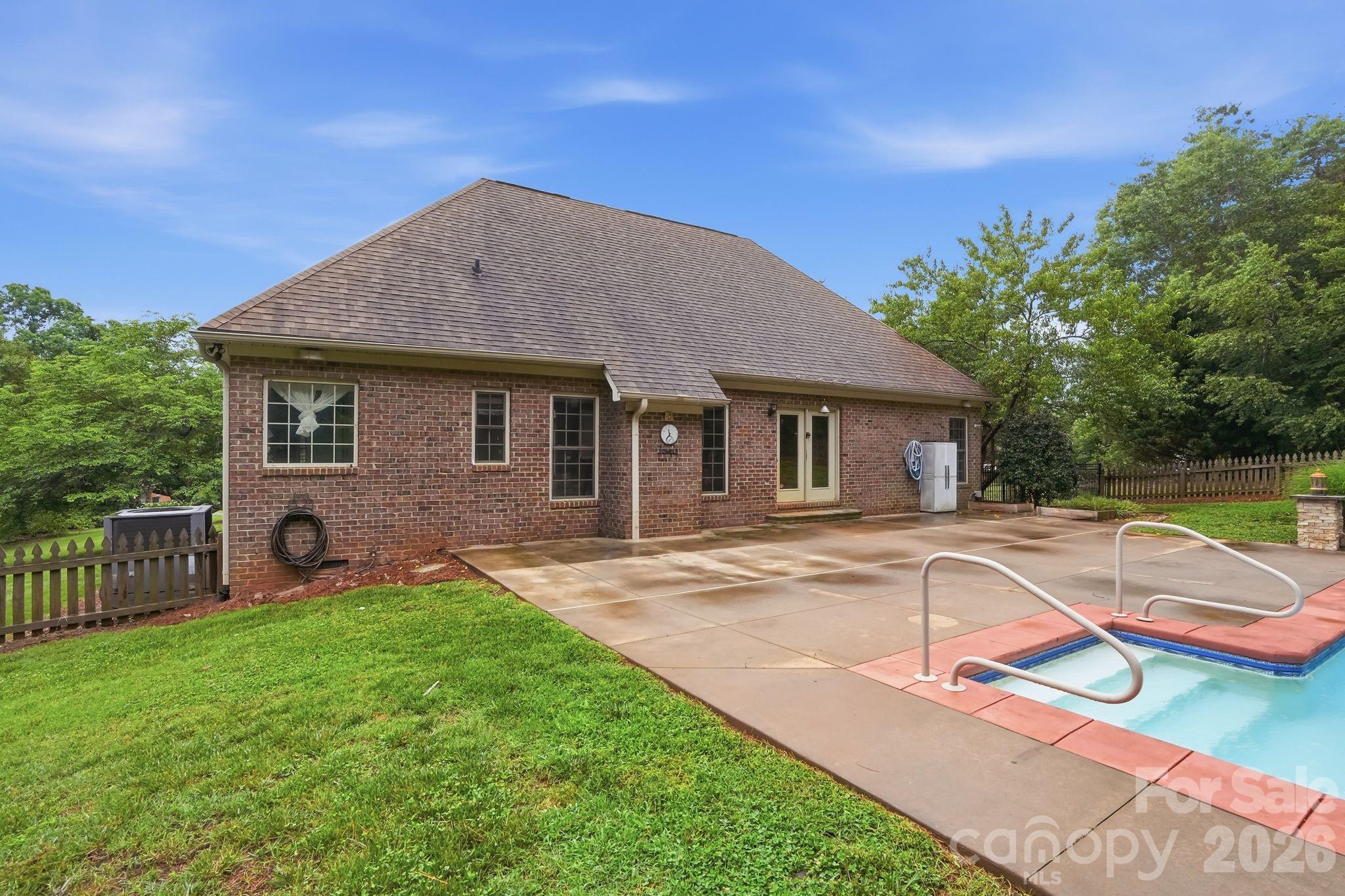 1099 Curve View Road — Lincolnton