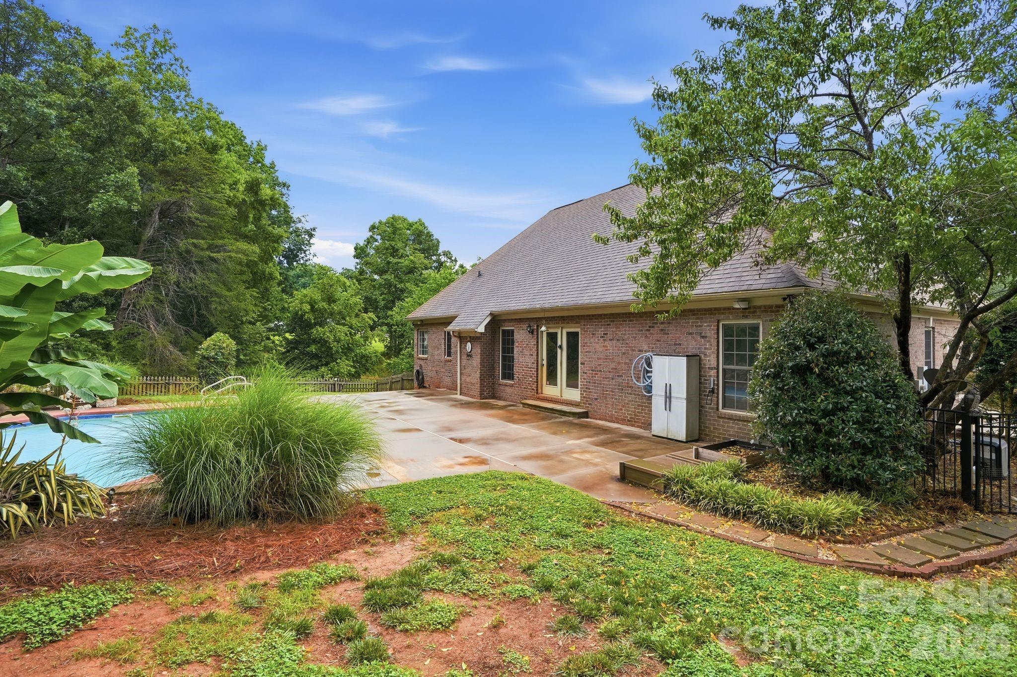 1099 Curve View Road — Lincolnton