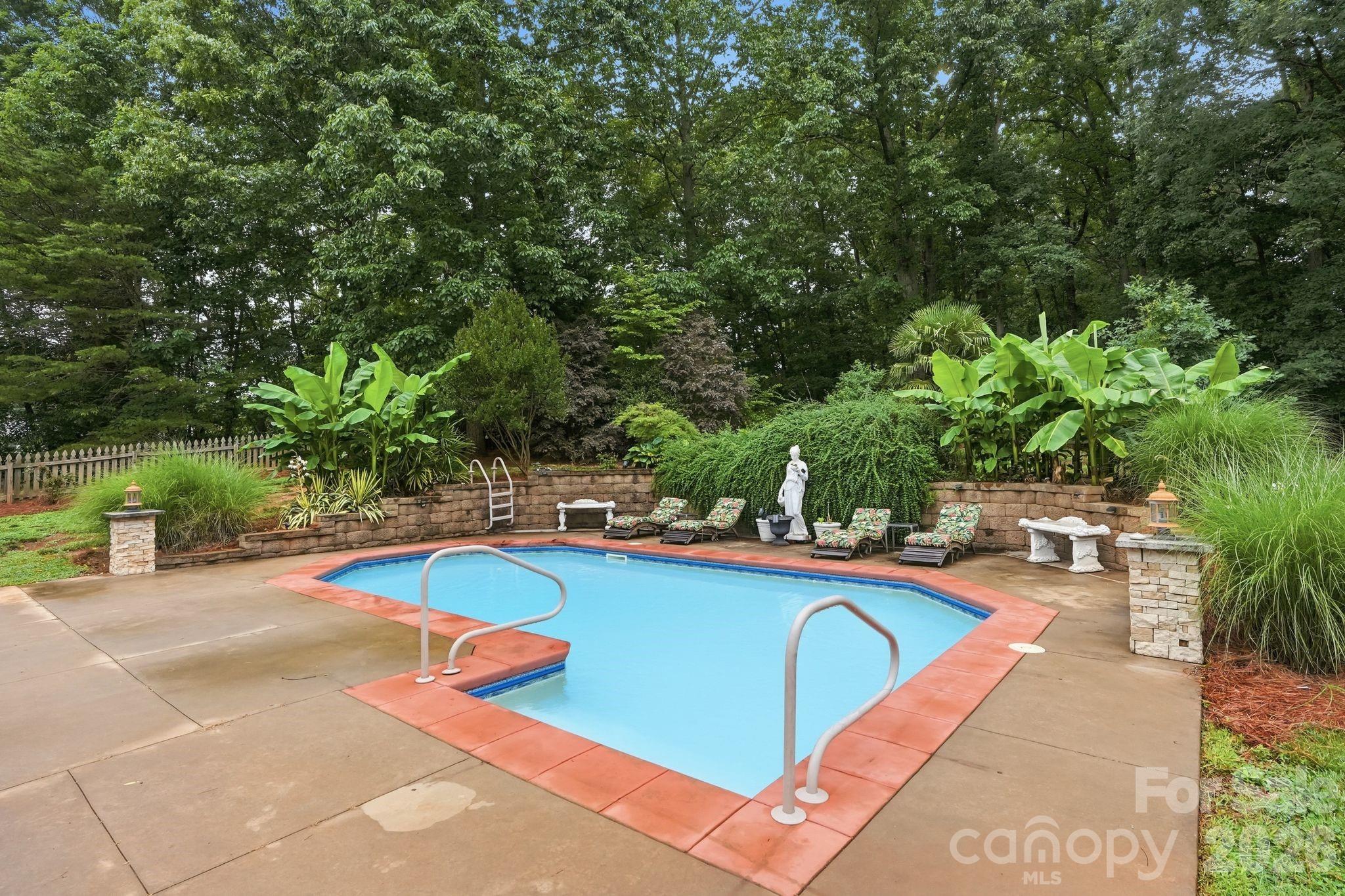 1099 Curve View Road — Lincolnton