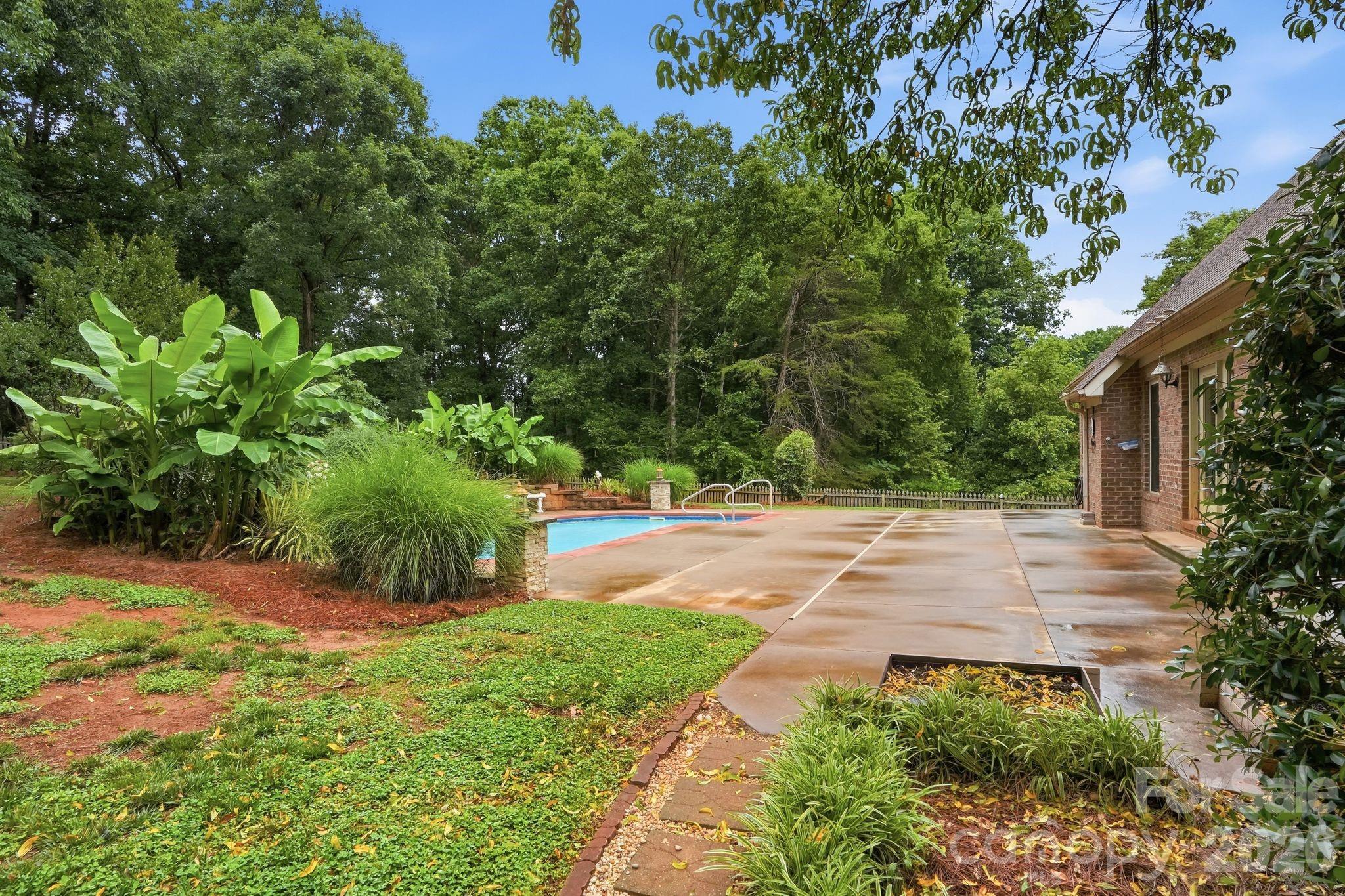 1099 Curve View Road — Lincolnton