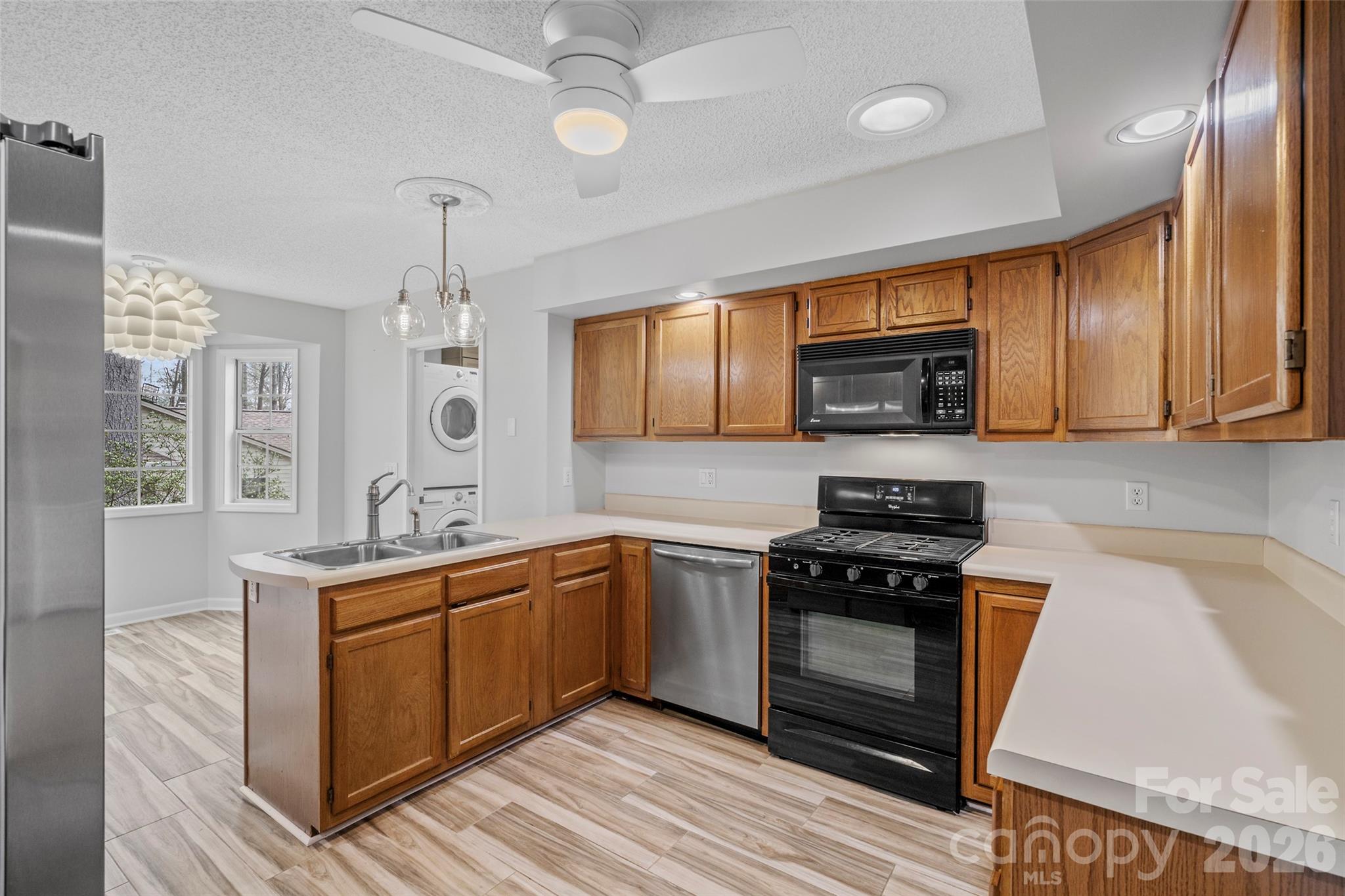 2 Manakiki Court — Etowah