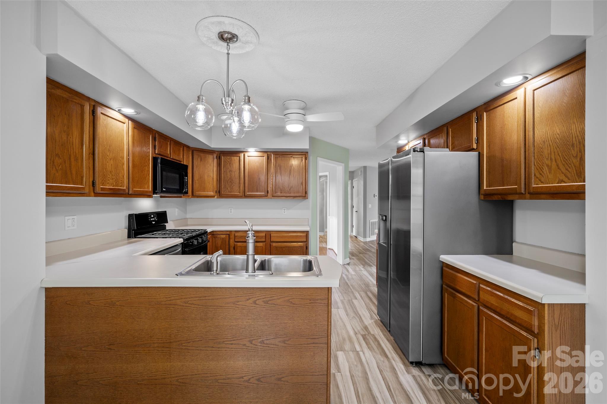 2 Manakiki Court — Etowah