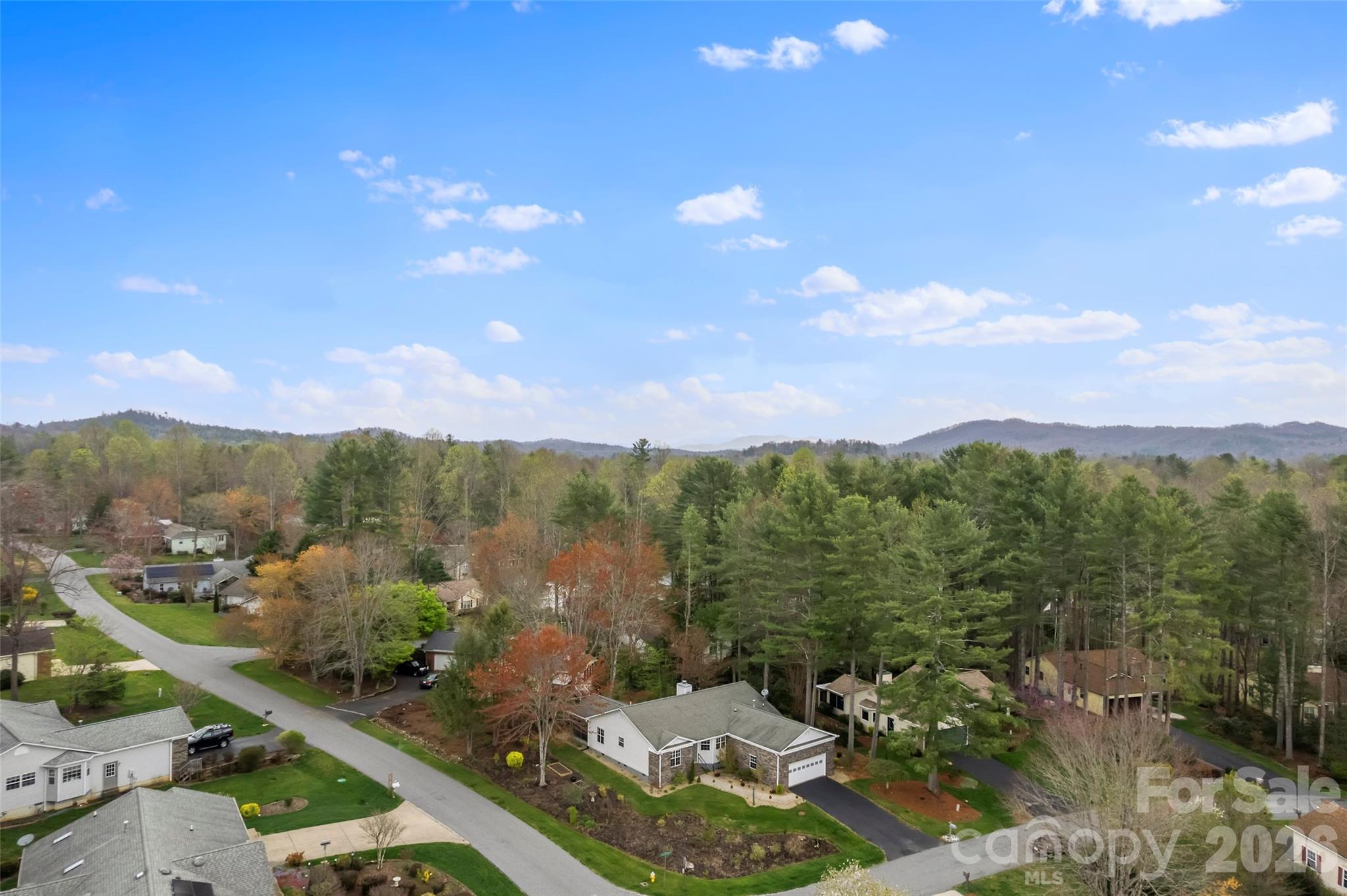 2 Manakiki Court — Etowah