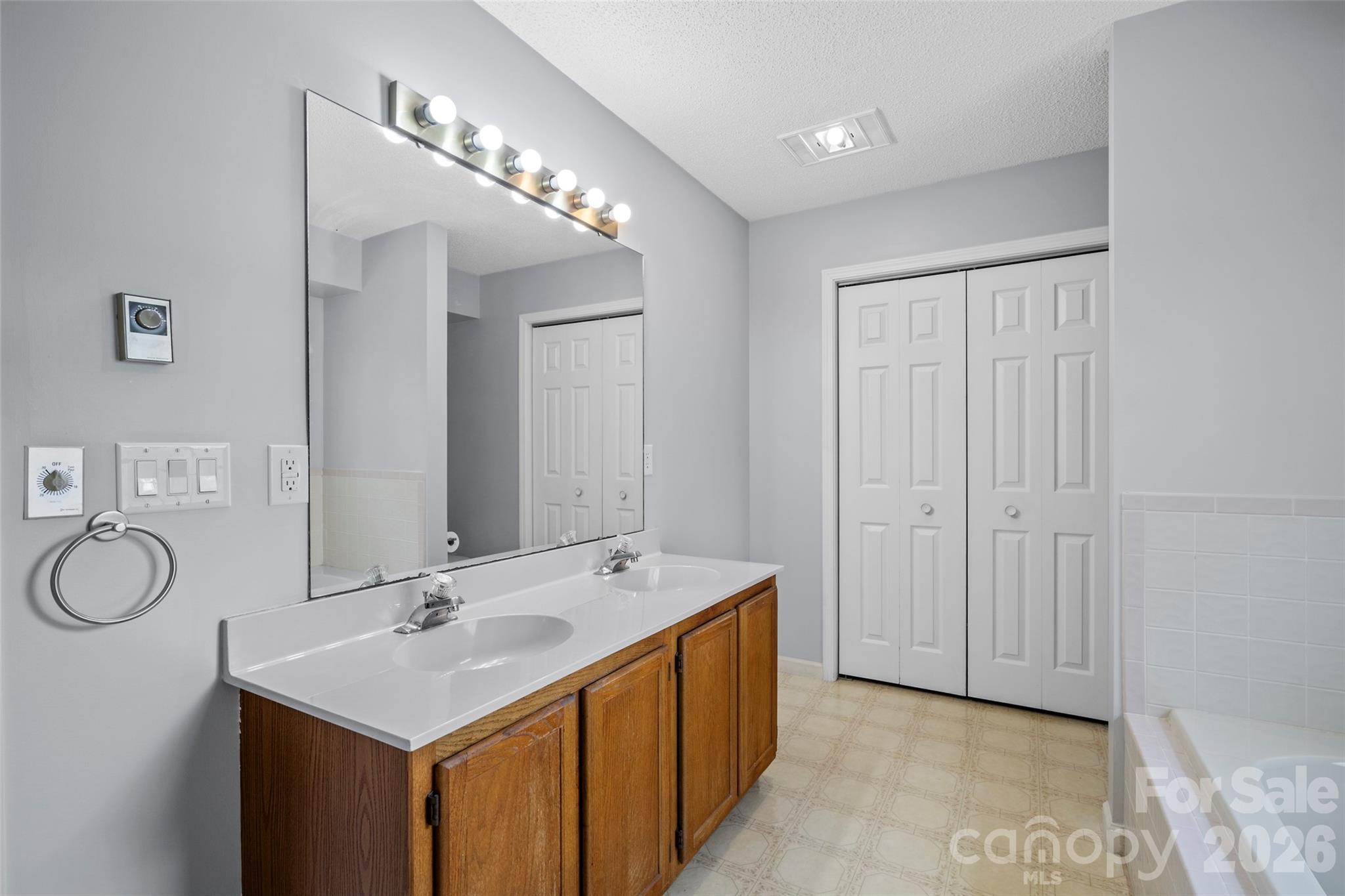 2 Manakiki Court — Etowah