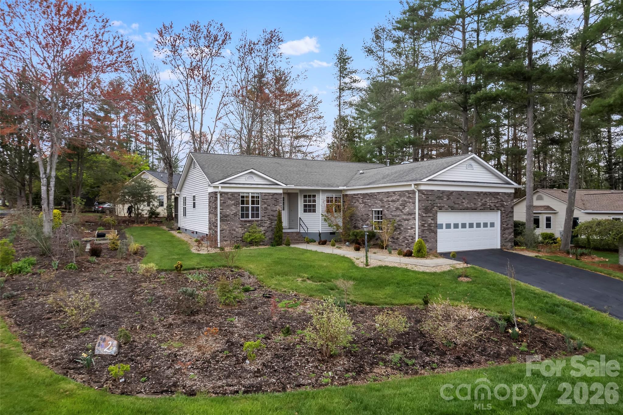 2 Manakiki Court — Etowah