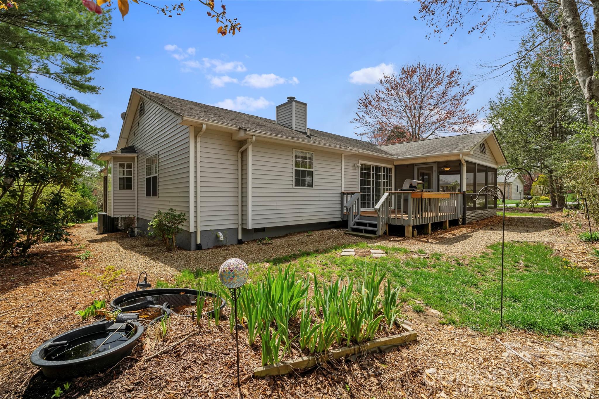 2 Manakiki Court — Etowah