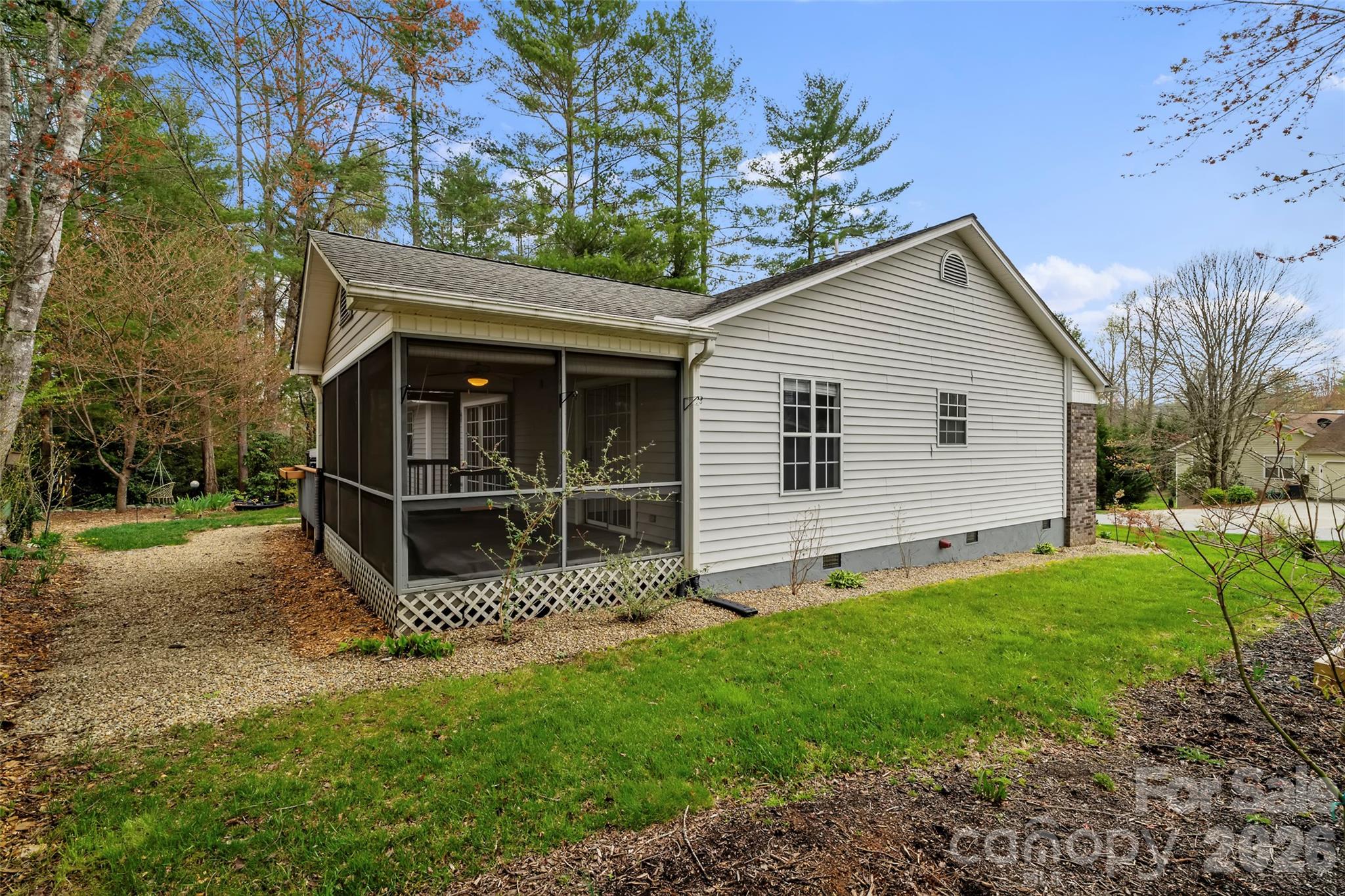 2 Manakiki Court — Etowah