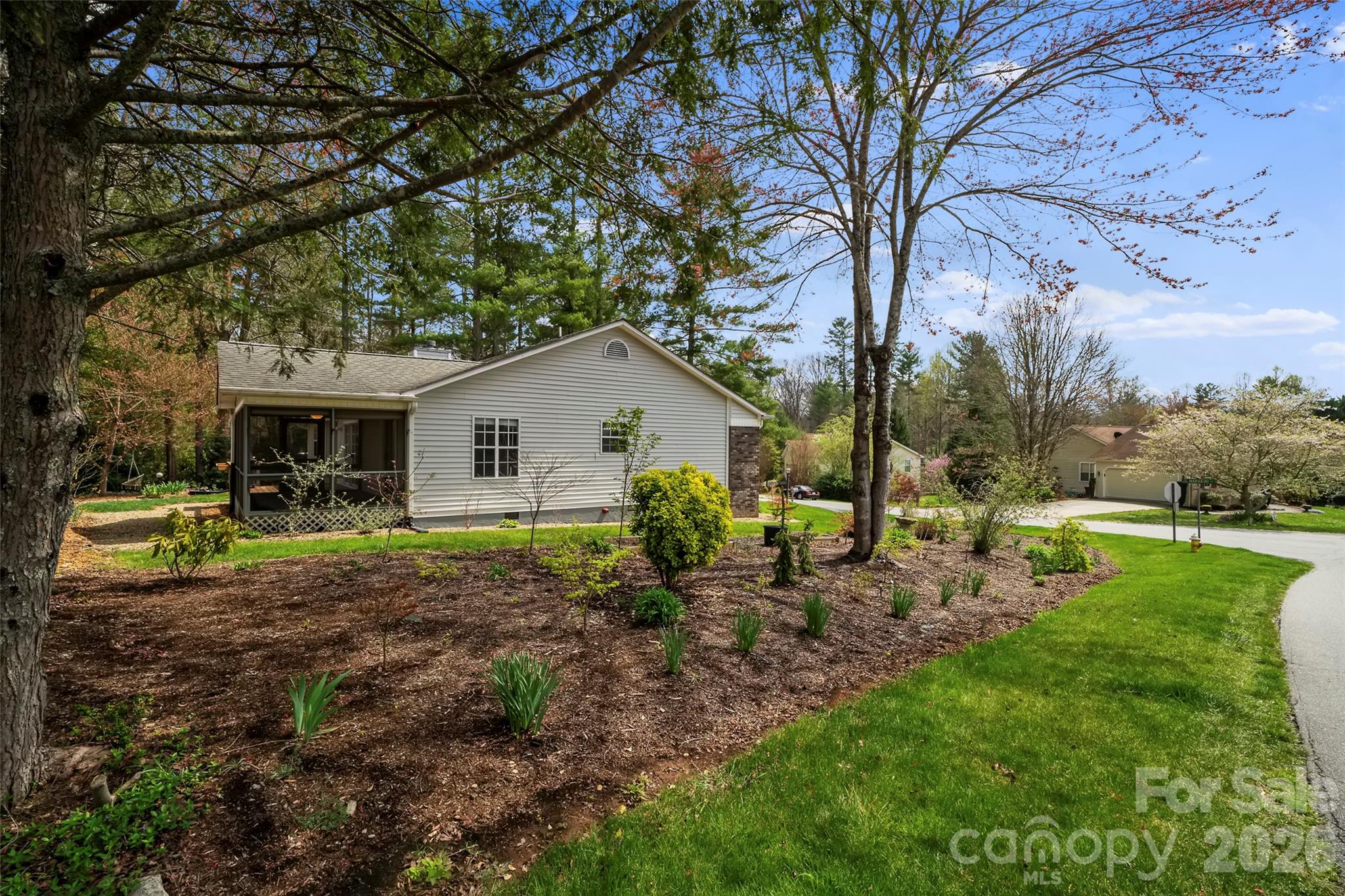 2 Manakiki Court — Etowah