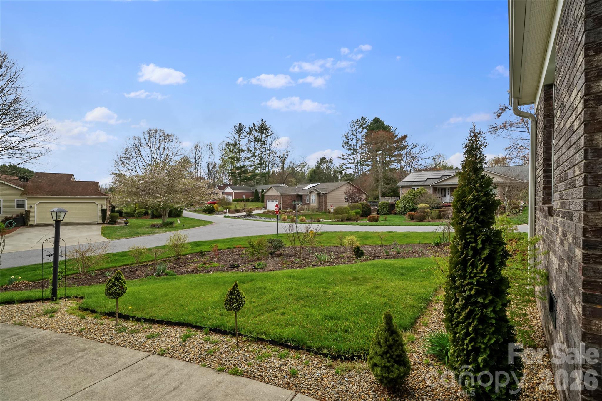 2 Manakiki Court — Etowah