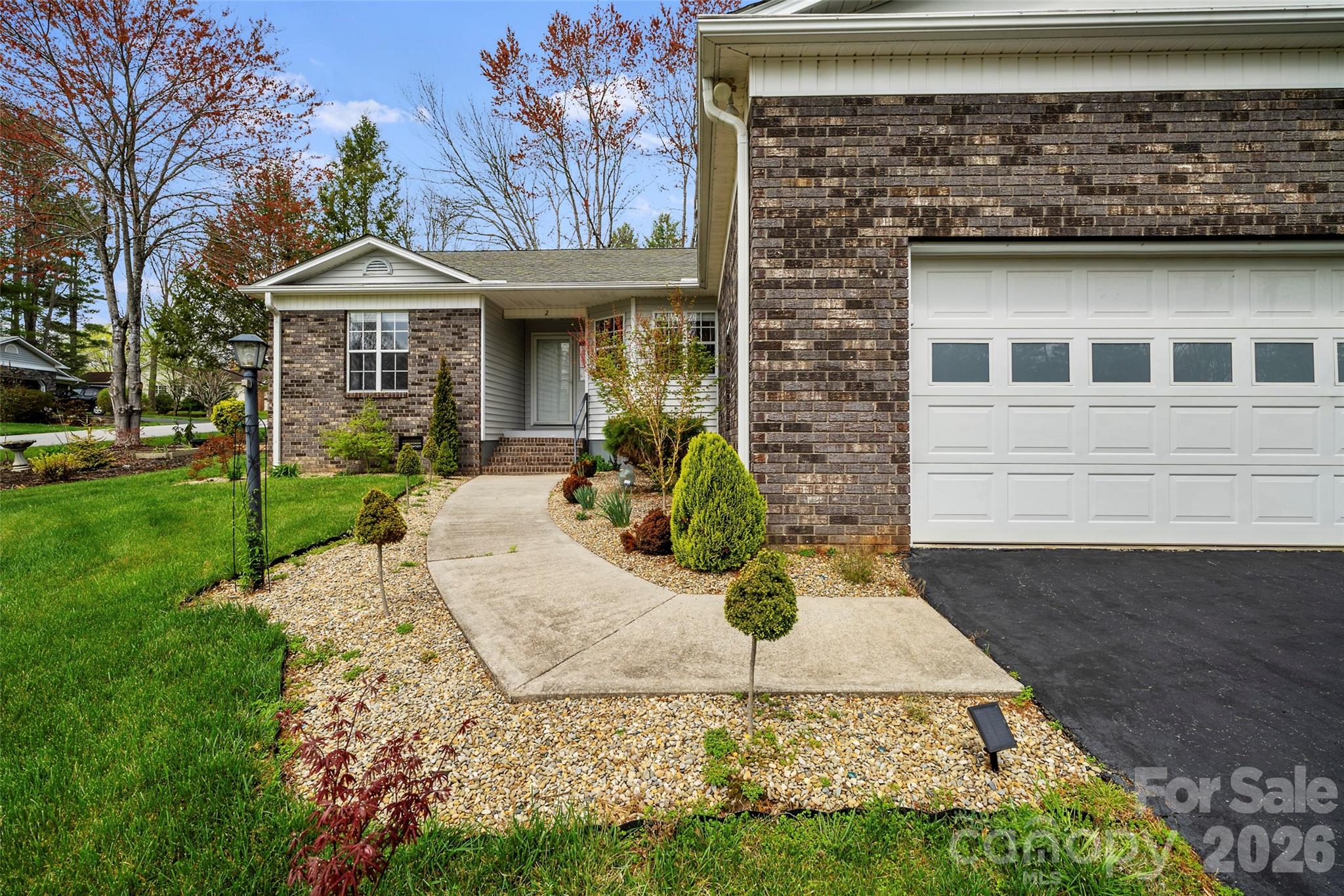 2 Manakiki Court — Etowah