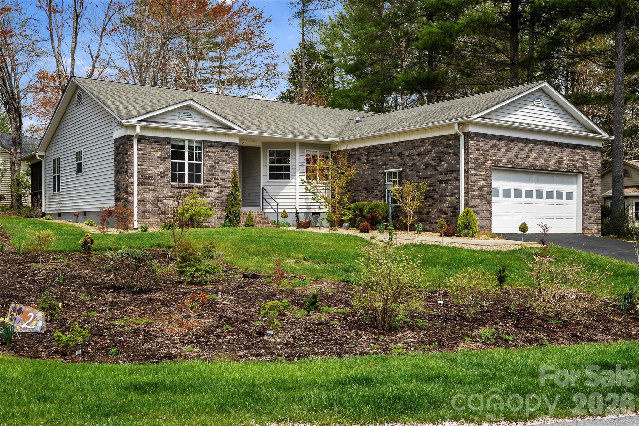 2 Manakiki Court — Etowah