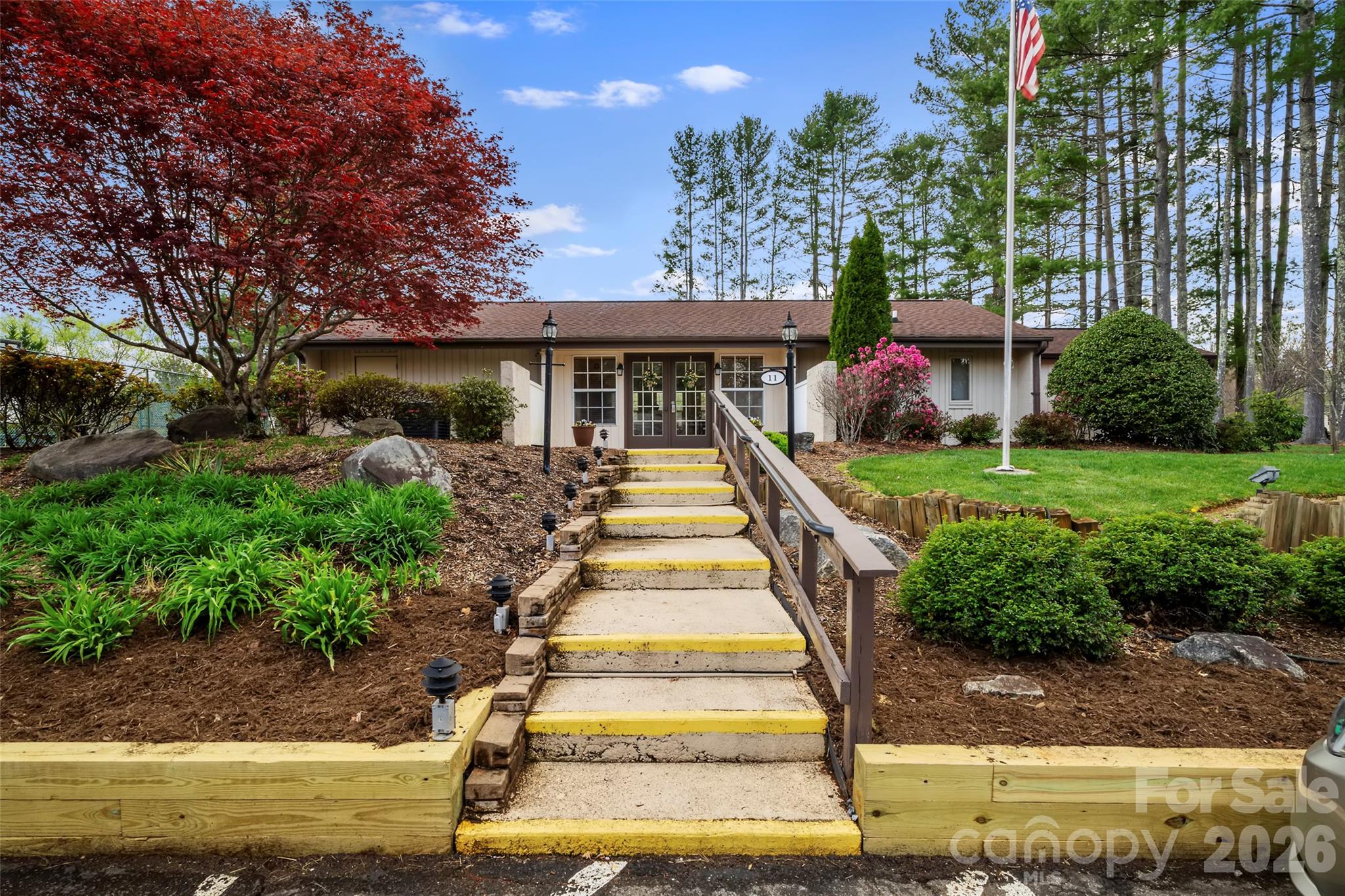 2 Manakiki Court — Etowah
