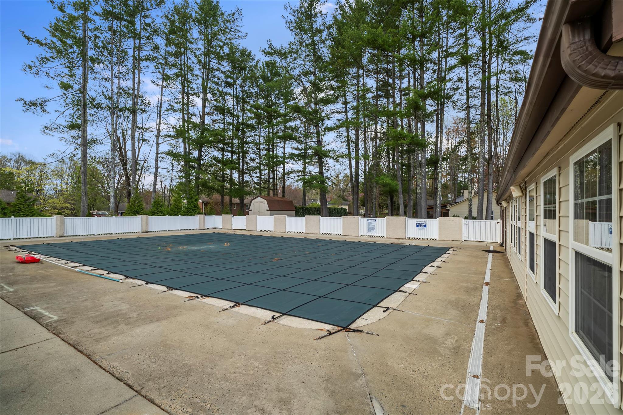 2 Manakiki Court — Etowah