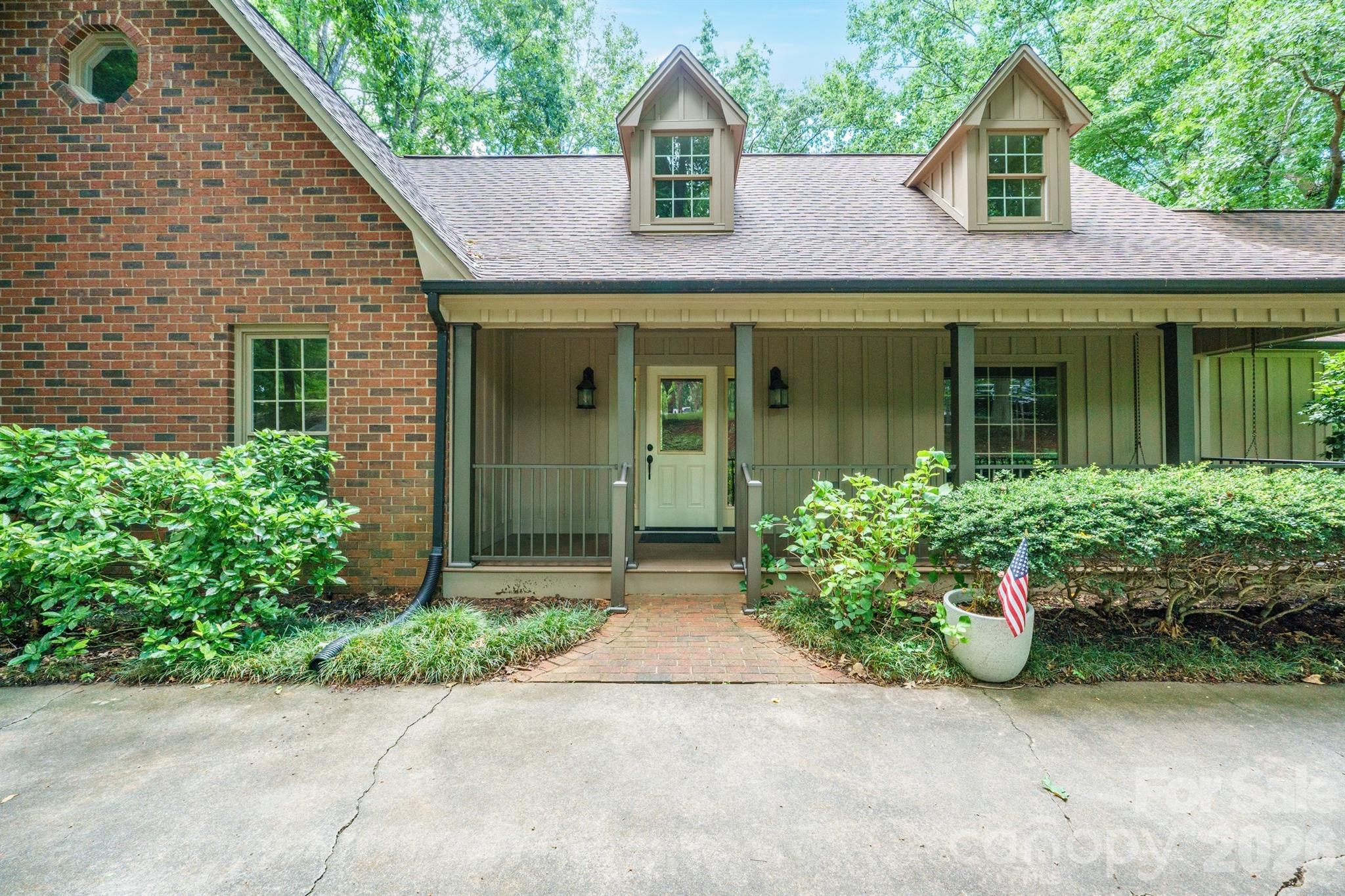 2150 9th Street NW — Hickory