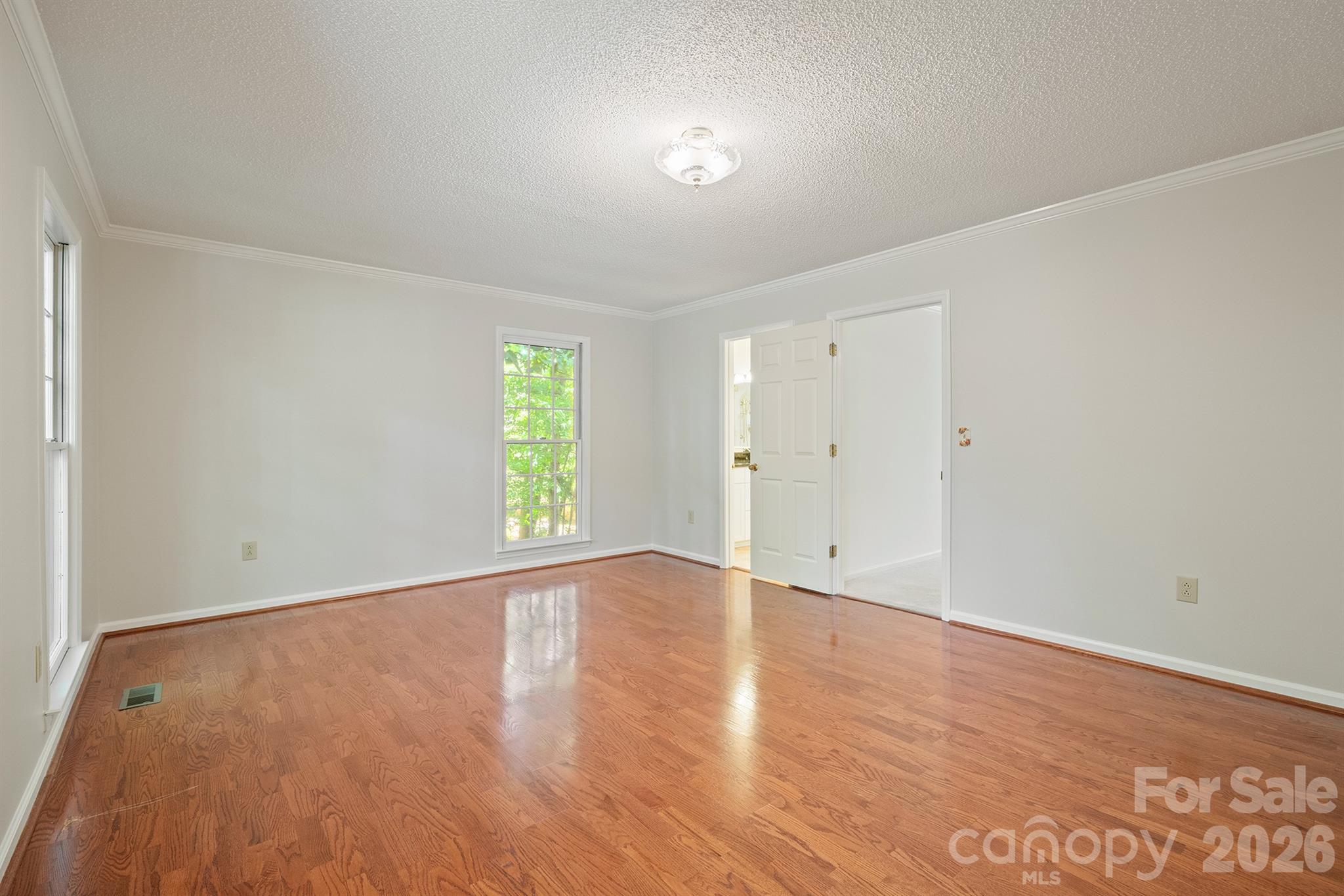 2150 9th Street NW — Hickory