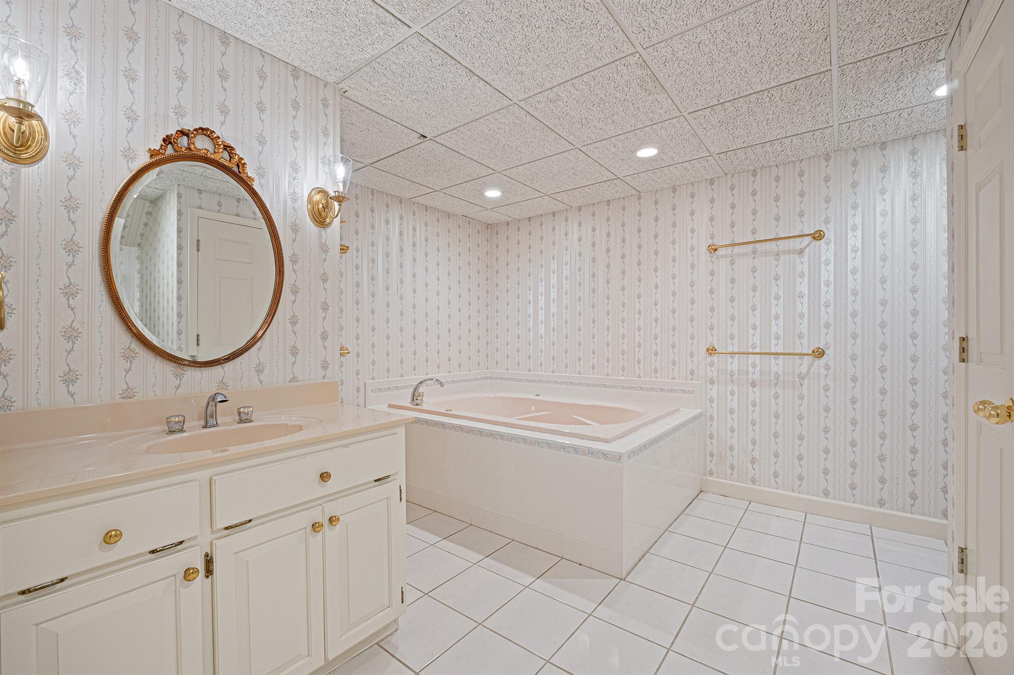 2150 9th Street NW — Hickory