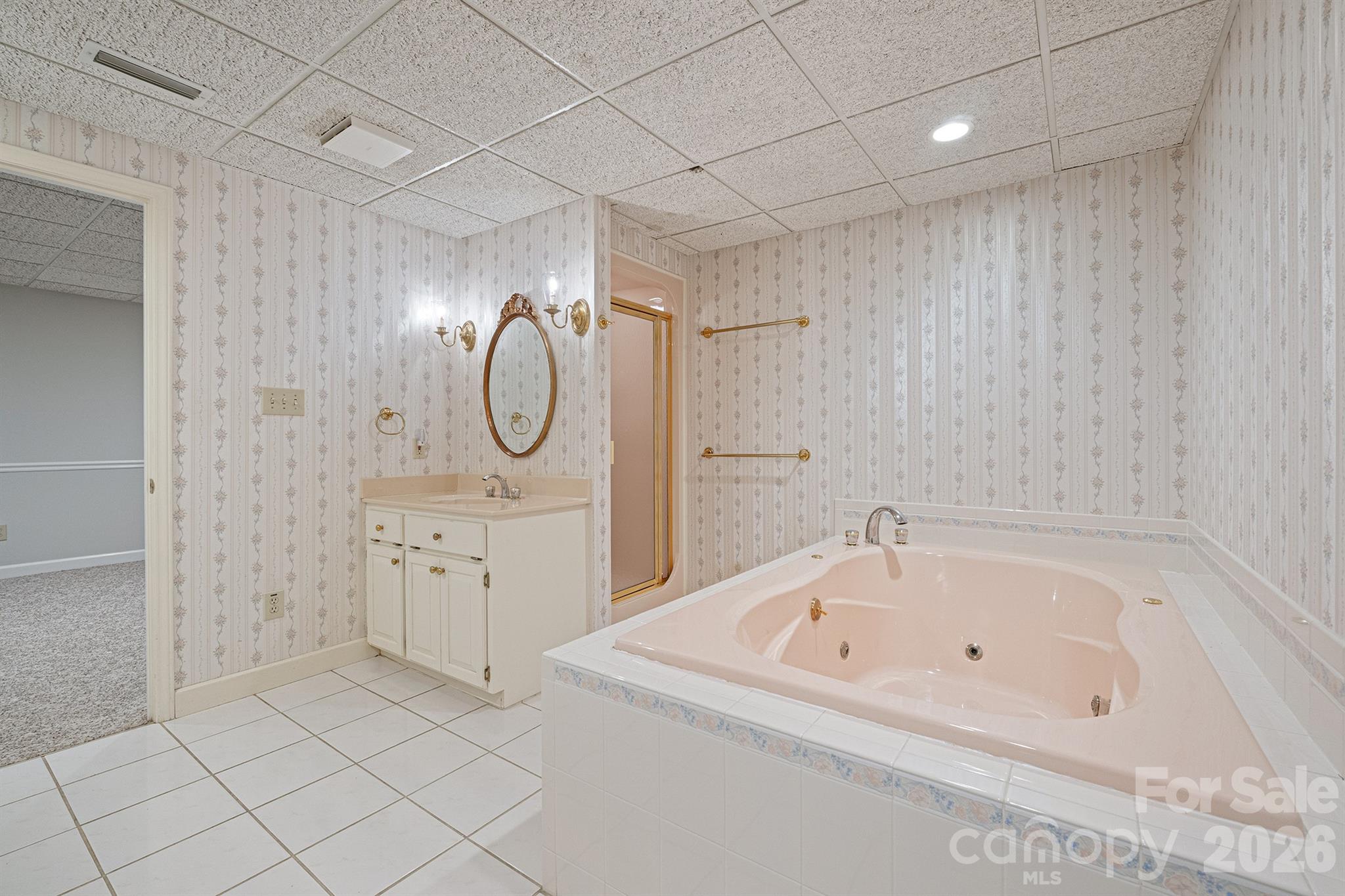 2150 9th Street NW — Hickory