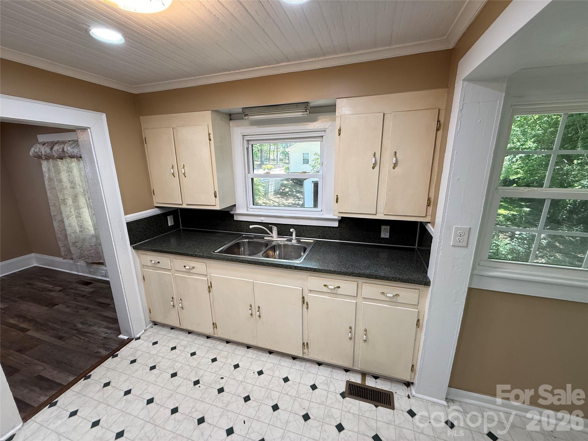122 E Hargrave Street — Wadesboro