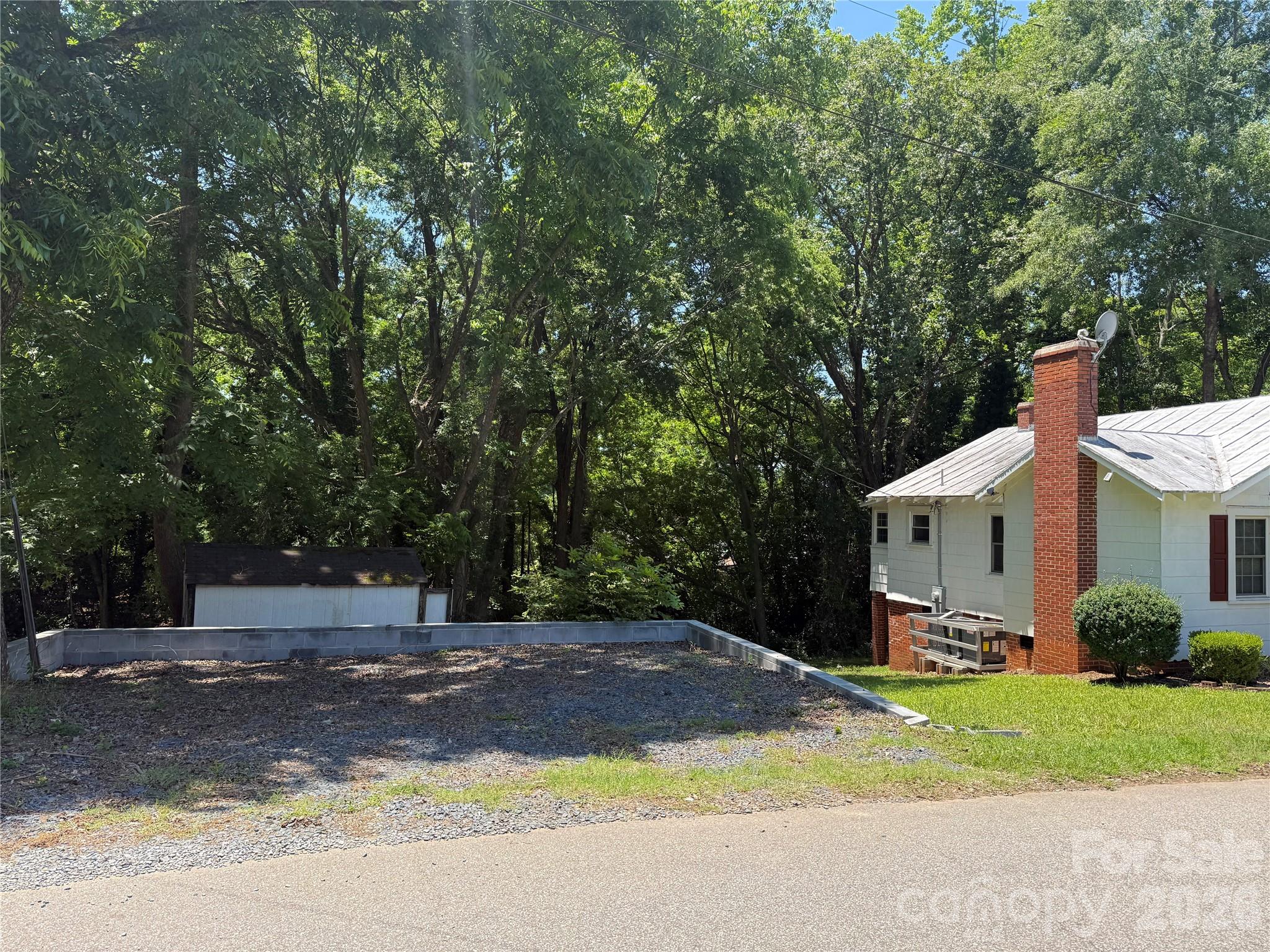 122 E Hargrave Street — Wadesboro