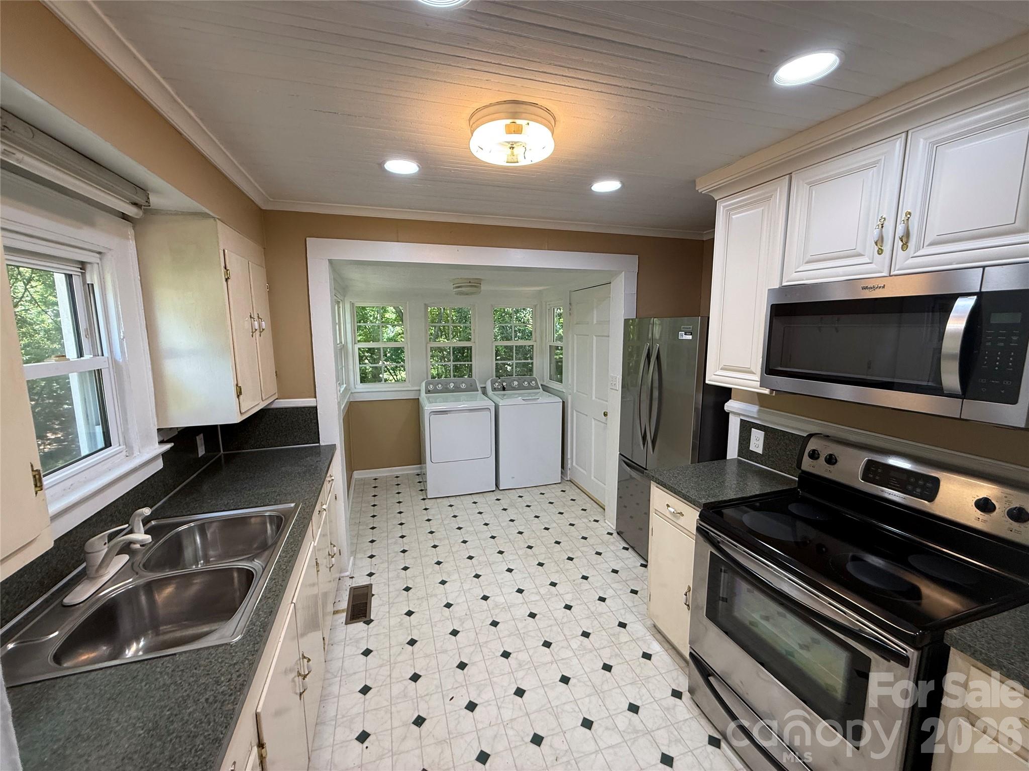 122 E Hargrave Street — Wadesboro