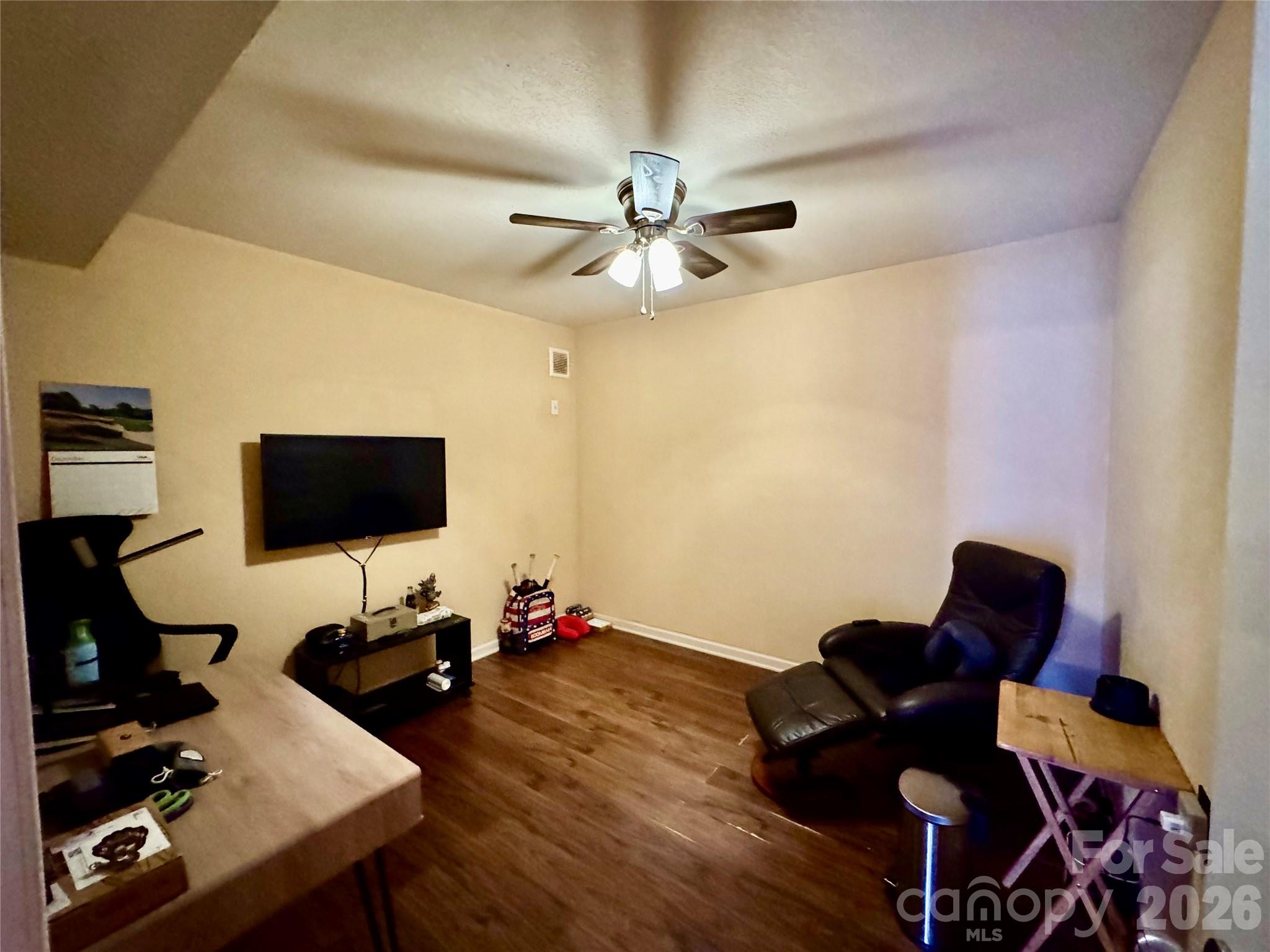 1688 Buffett Circle — Hickory