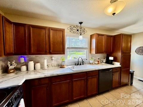 1688 Buffett Circle — Hickory