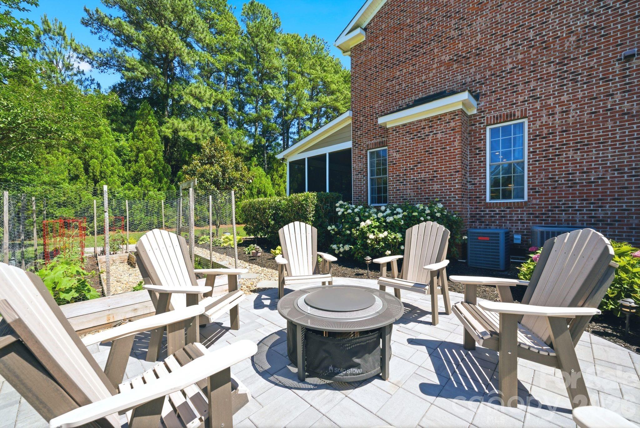 16000 Sunset Drive — Huntersville