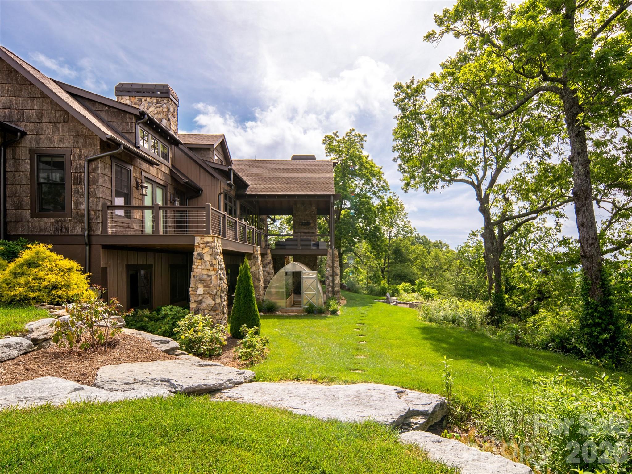 93 N Snow Ridge Drive — Hendersonville