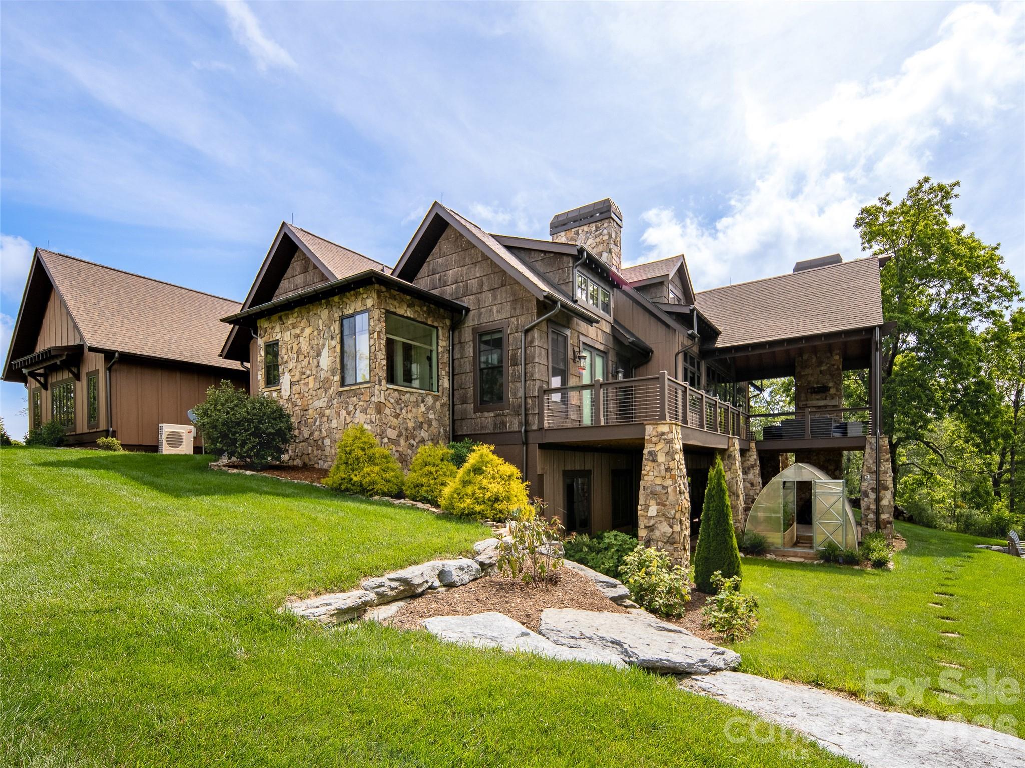 93 N Snow Ridge Drive — Hendersonville