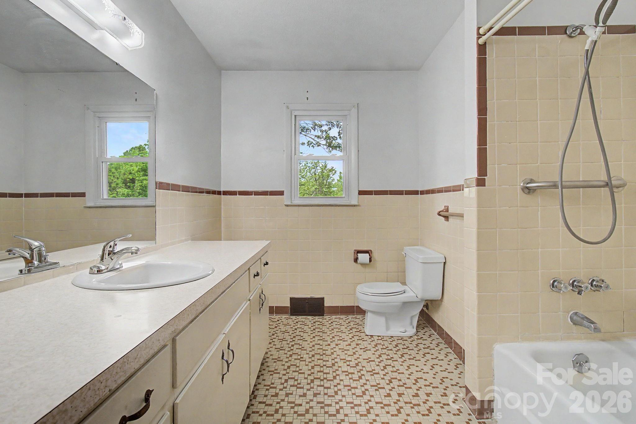 12 Webster Street — Weaverville