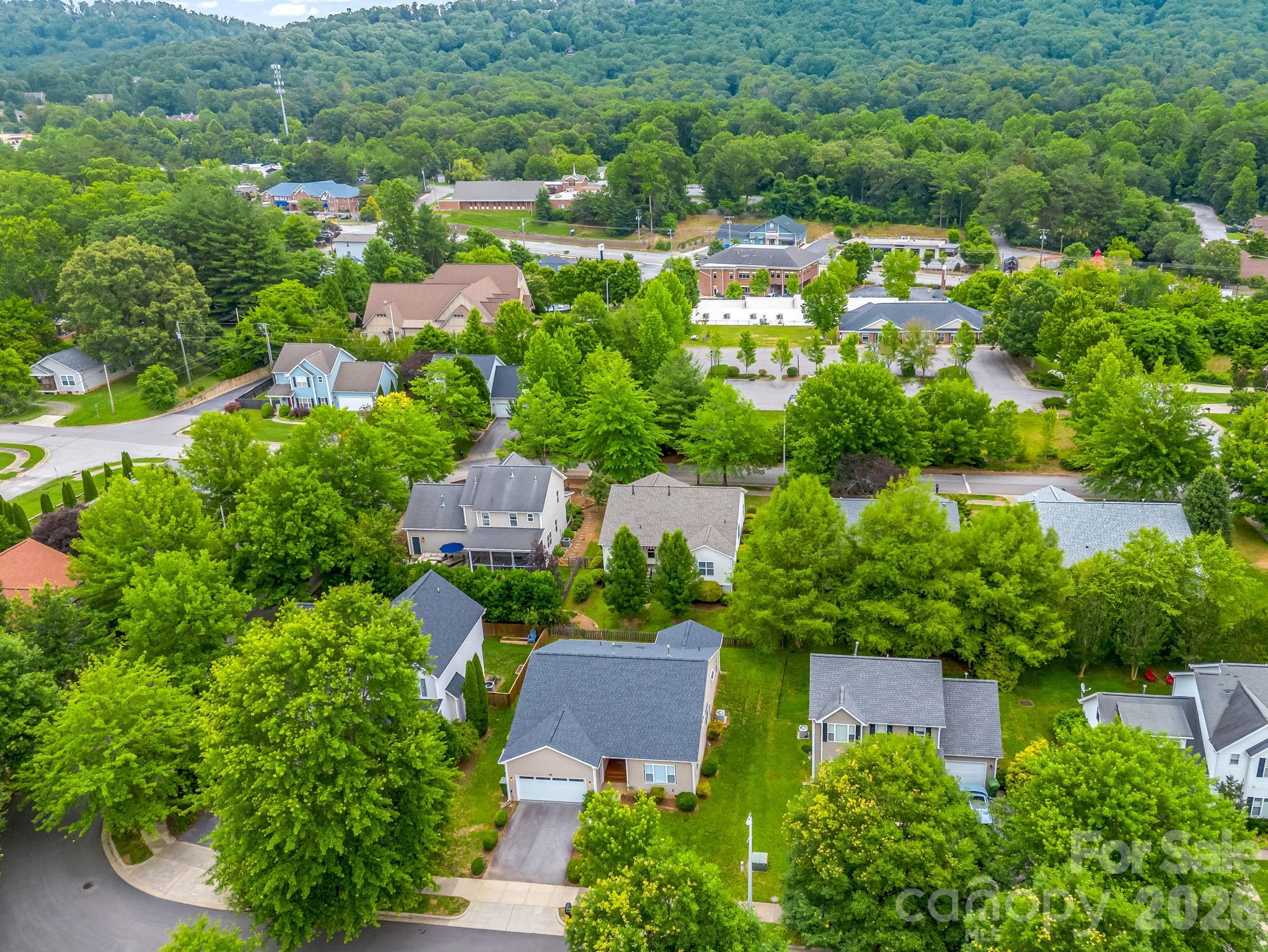 6 Scottish Circle — Asheville