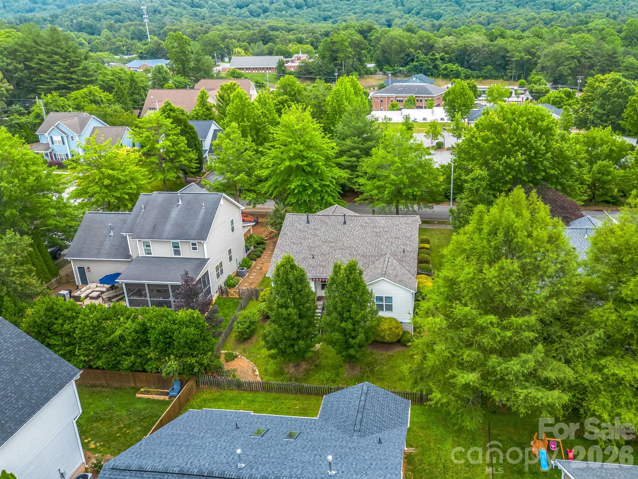 6 Scottish Circle — Asheville