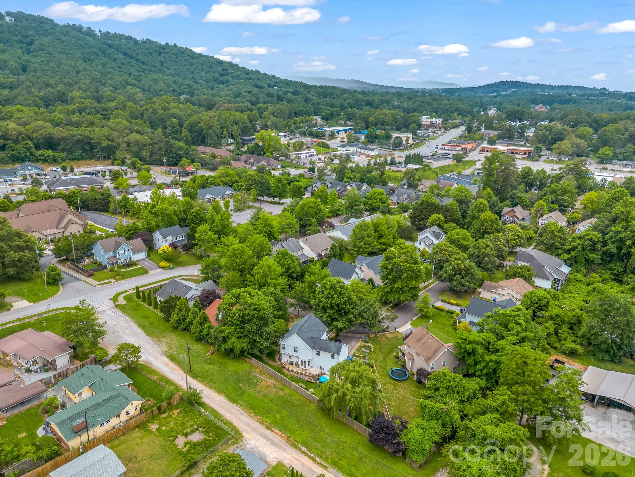 6 Scottish Circle — Asheville