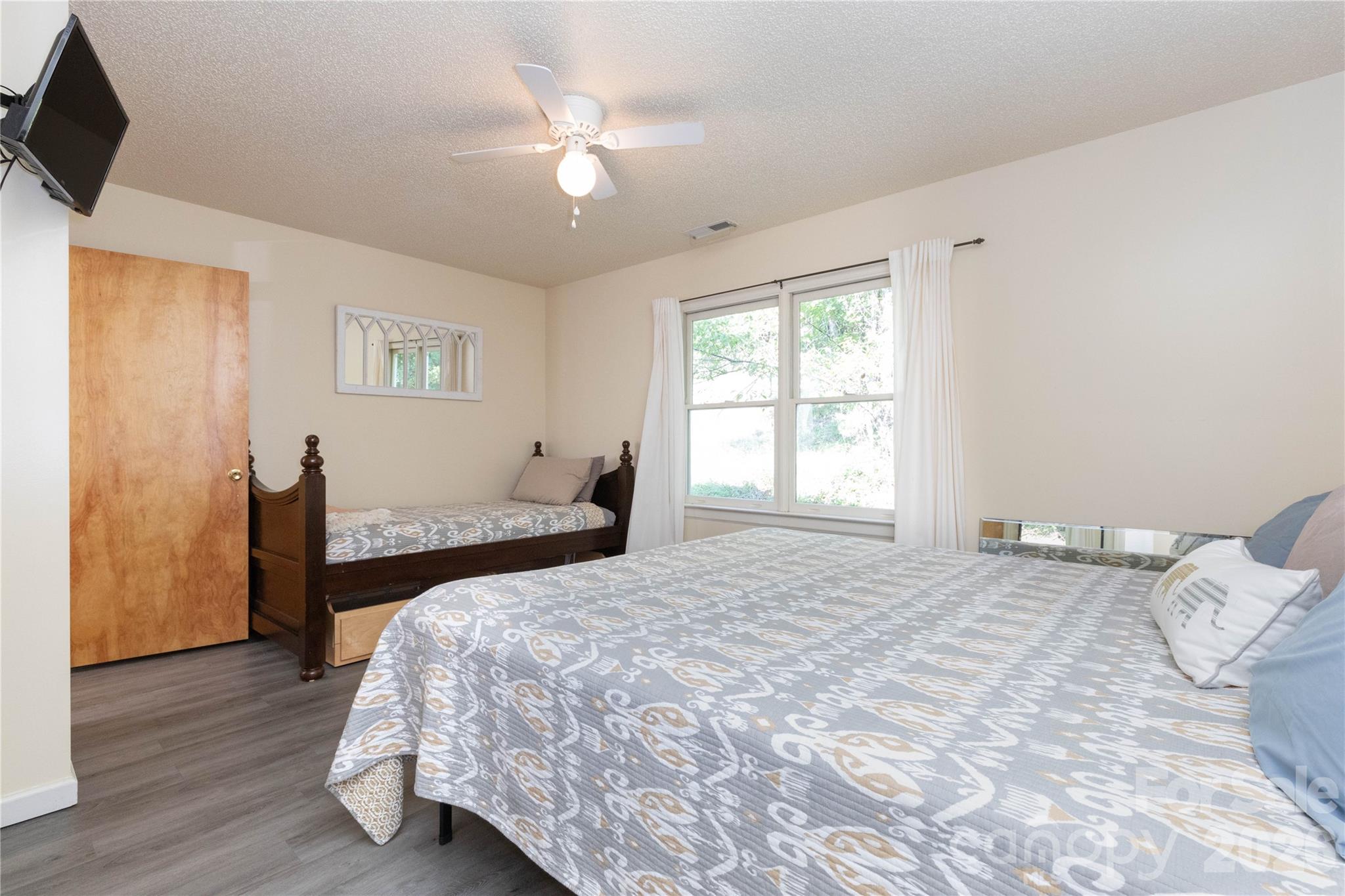 214 Deer Path — Union Mills