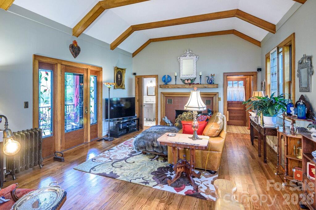 832 4th Avenue W — Hendersonville