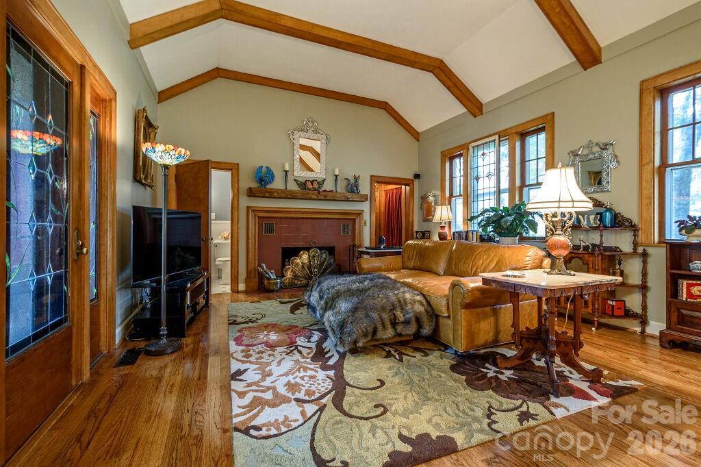 832 4th Avenue W — Hendersonville